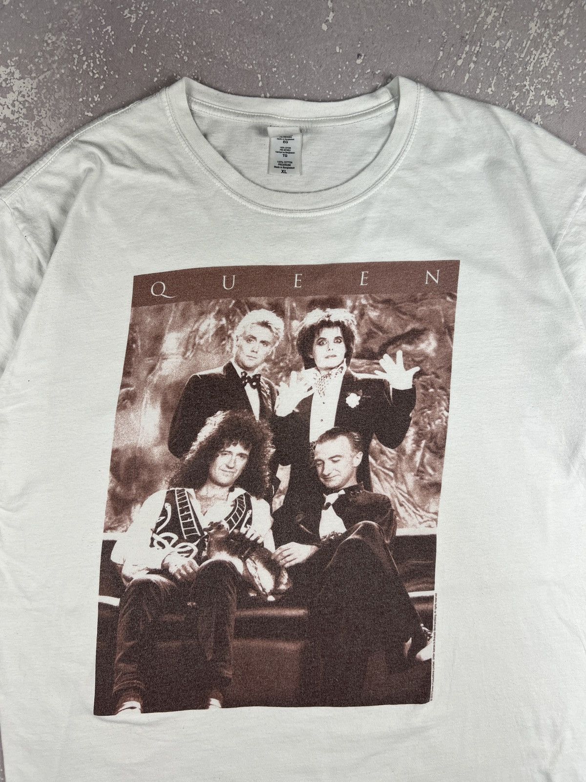 Band Tees Vintage Y2K Queen Band Promo Logo T Shirt Mens XL White Size US XL / EU 56 / 4 - 3 Thumbnail