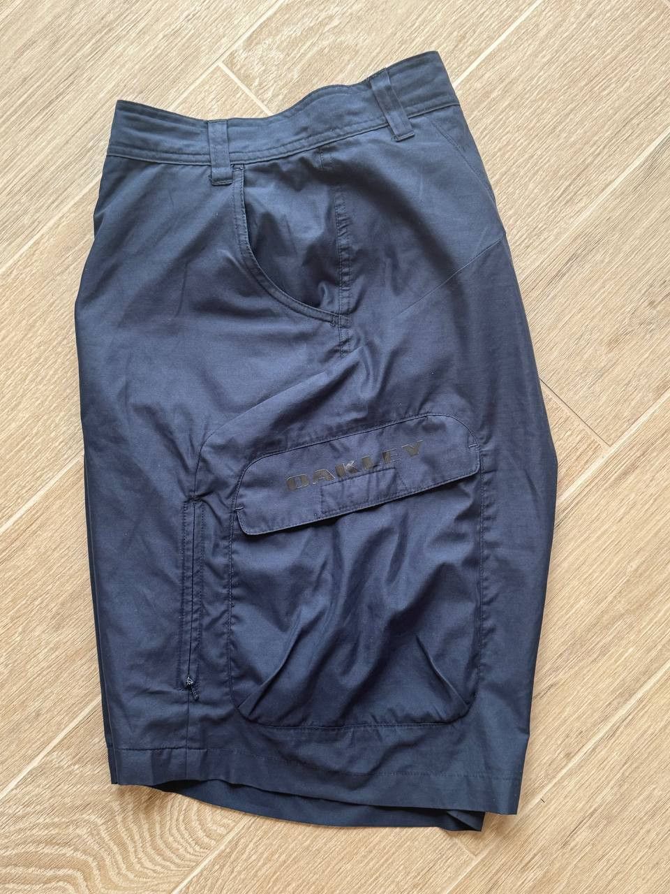 Oakley Vintage Oakley React shorts cargo software in navy Size 34US Size US 34 / EU 50 - 4 Thumbnail