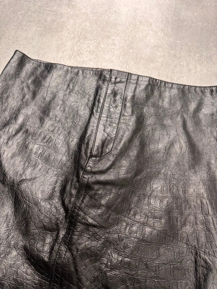 Roberto Cavalli × Vintage FW2000 Roberto Cavalli Crocodile Effect Leather Black Skirt Size 26" / US 2 / IT 38 - 3 Thumbnail