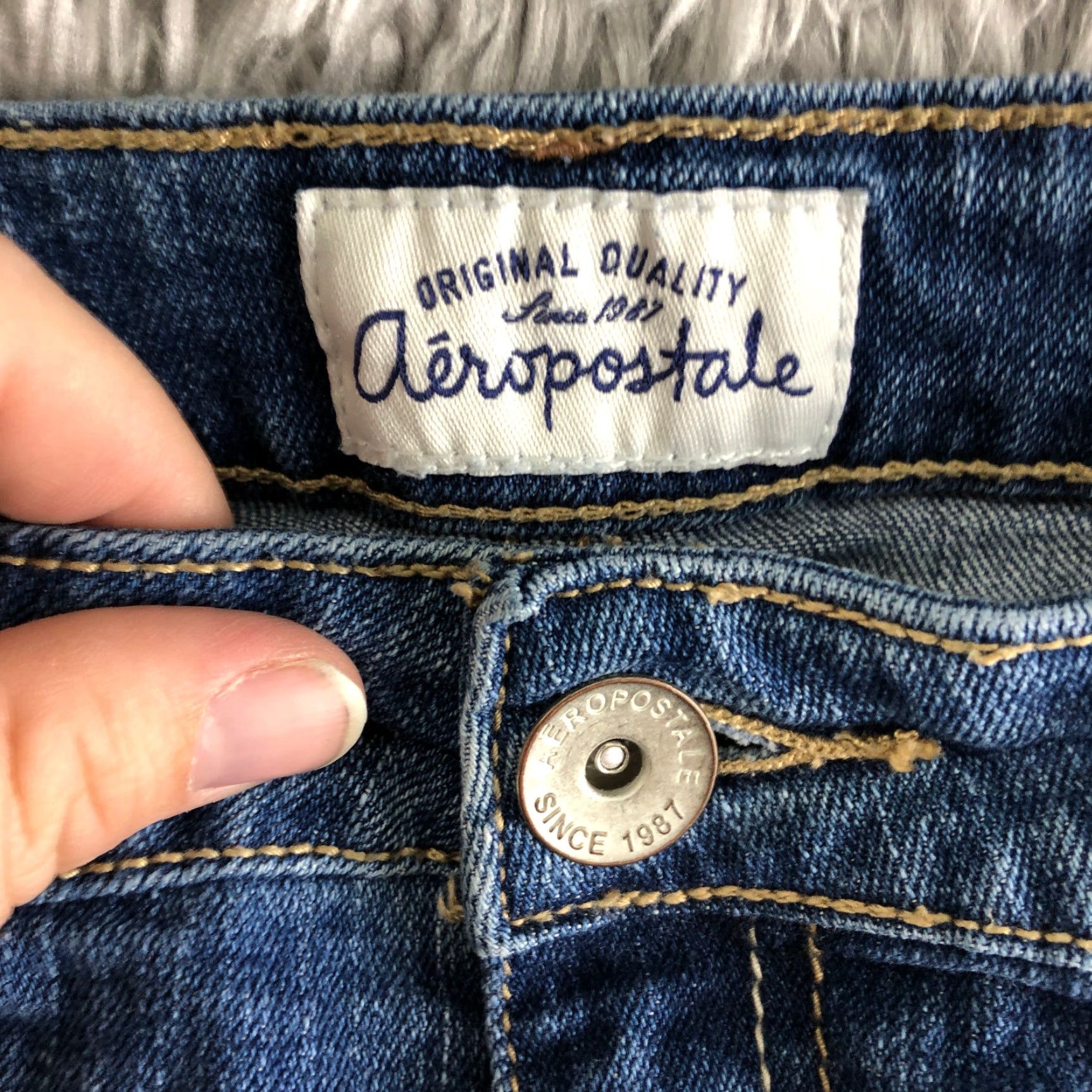 Vintage Aéropostale Denim Jean Shorts Womens Juniors Size 3/4 Mid Rise Blue Medium Wash 3/4? Size 27" / US 4 / IT 40 - 6 Thumbnail