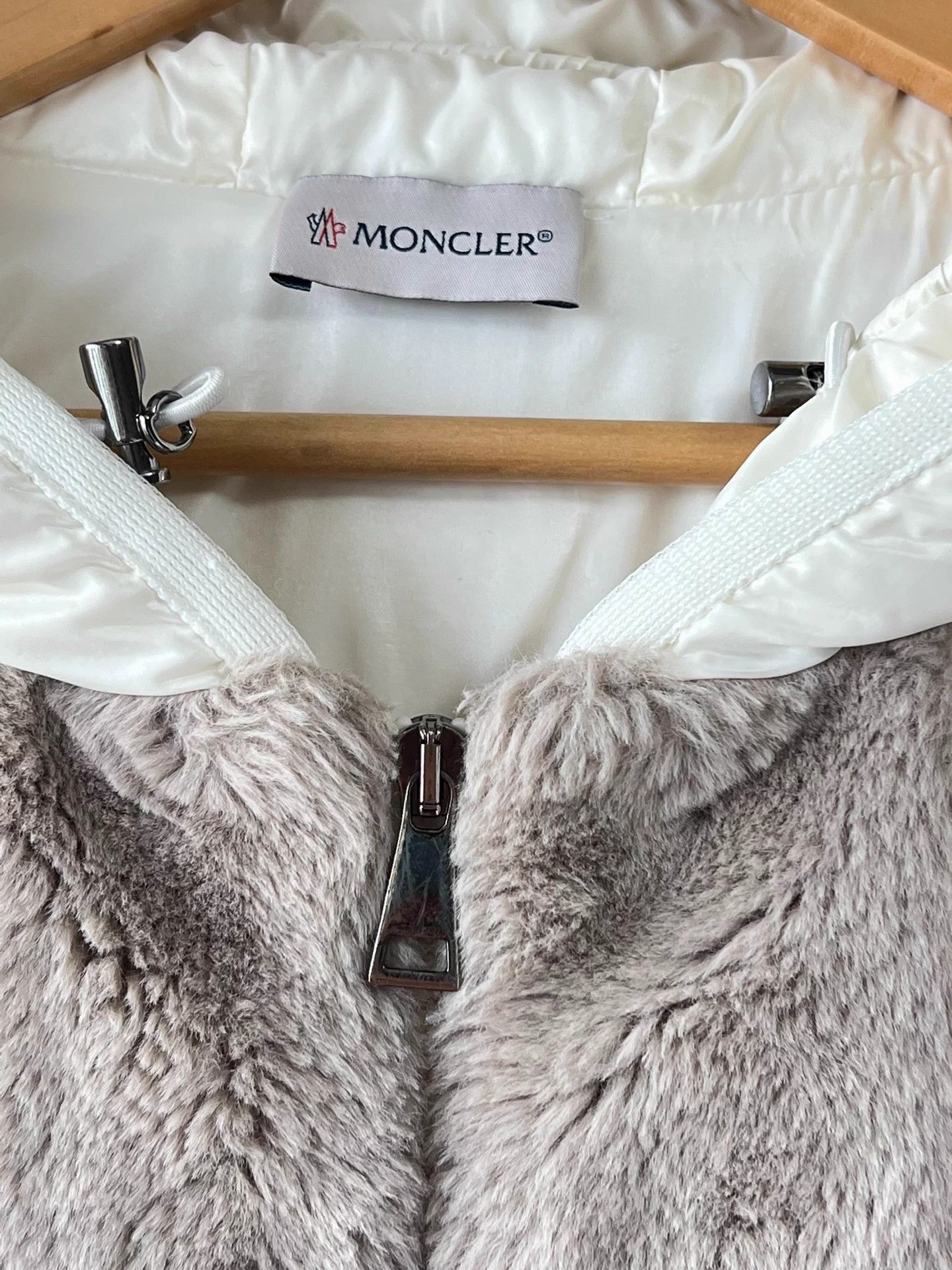 Moncler Moncler cream lamb down hooded zip S like new Size S / US 4 / IT 40 - 4 Thumbnail
