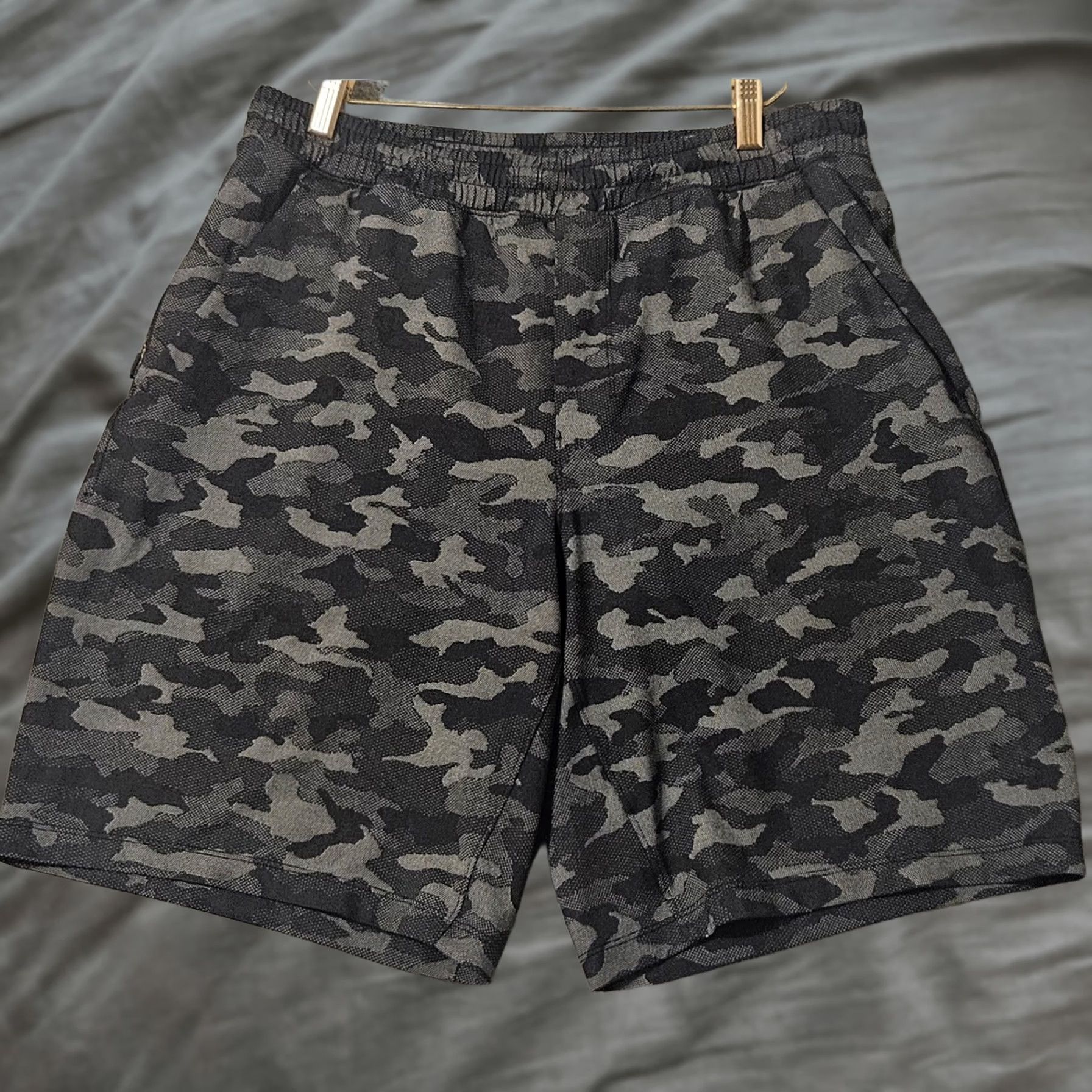 Lululemon Lululemon Pace Breaker Lined Shorts Mens Size Large Black Gray Camo 9 Size US 33 - 1 Thumbnail