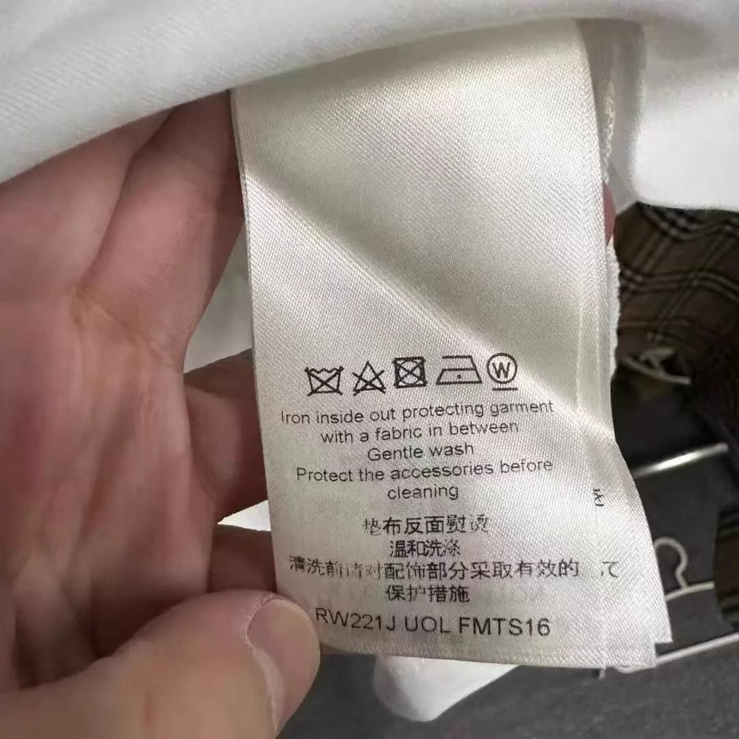 Louis Vuitton Louis Vuitton New Pocket Logo Chain T-shirt Men's OS/XS Size US XS / EU 42 / 0 - 4 Thumbnail