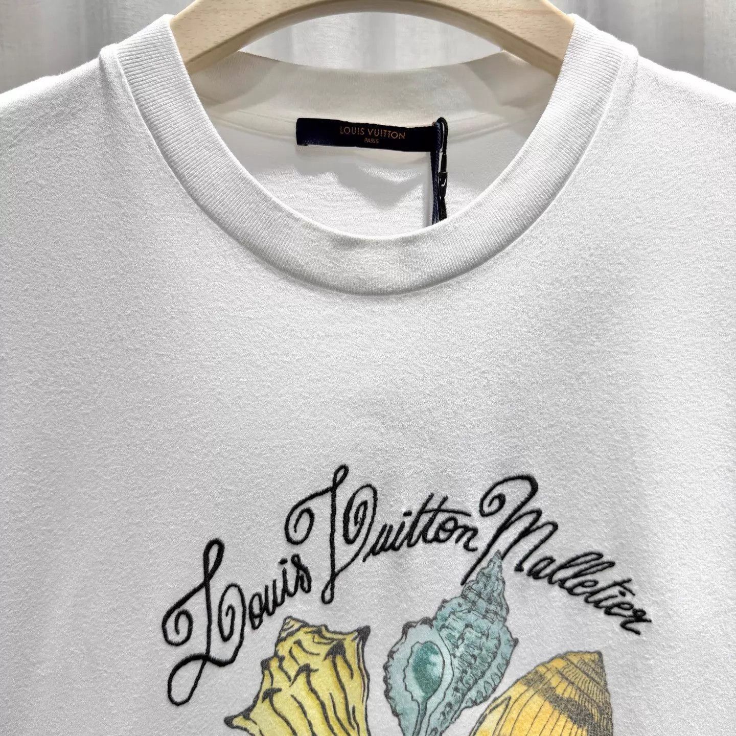 Louis Vuitton White Shell Print Short Sleeve T-Shirt Size US S / EU 44-46 / 1 - 3 Thumbnail