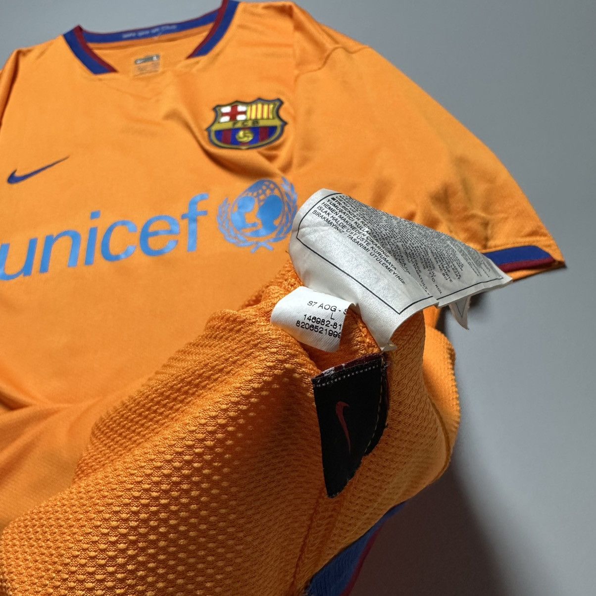 Nike BARCELONA NIKE 2007/2008 FOOTBALL AWAY JERSEY #10 RONALDINHO Size US L / EU 52-54 / 3 - 14 Thumbnail