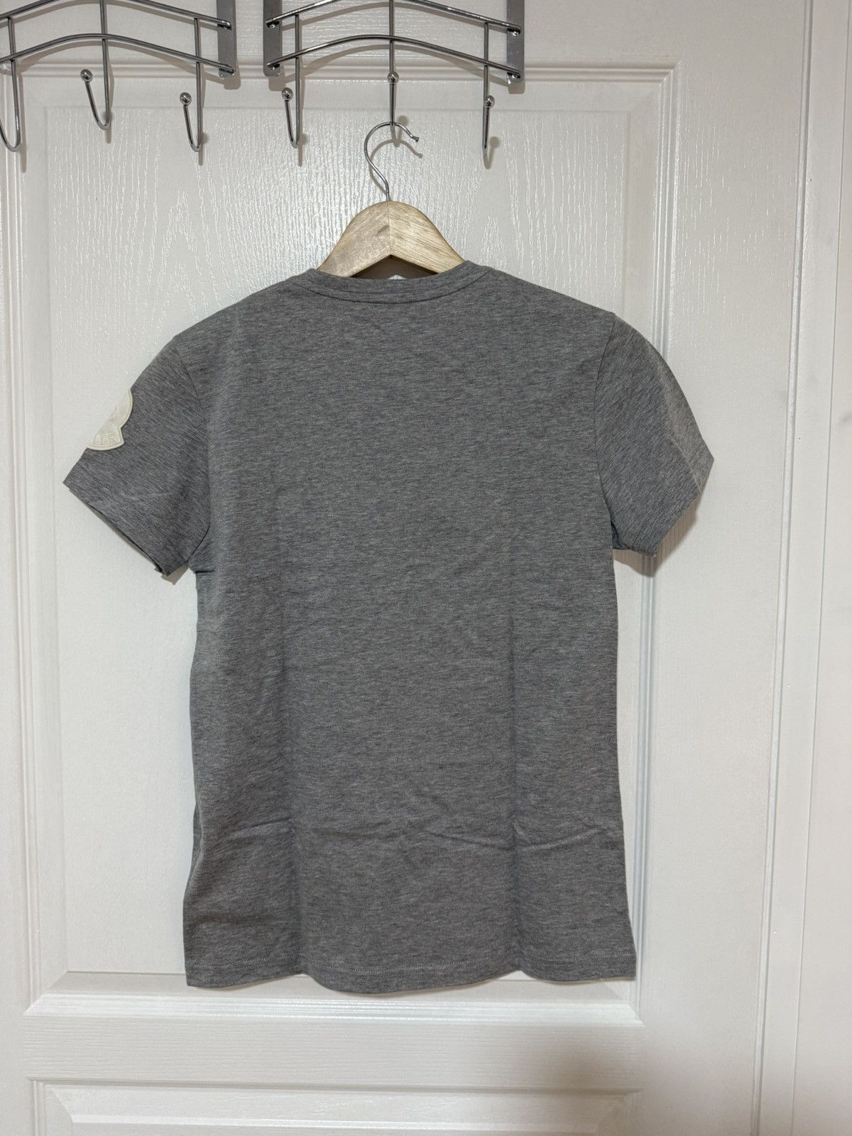Moncler Brand new Moncler grey logo tshirt size small Size S / US 4 / IT 40 - 2 Thumbnail