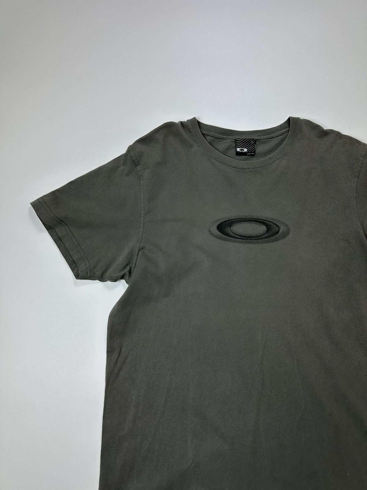 Oakley Vintage Oakley T-shirt Big Centre Logo Gray Size US L / EU 52-54 / 3 - 5 Thumbnail