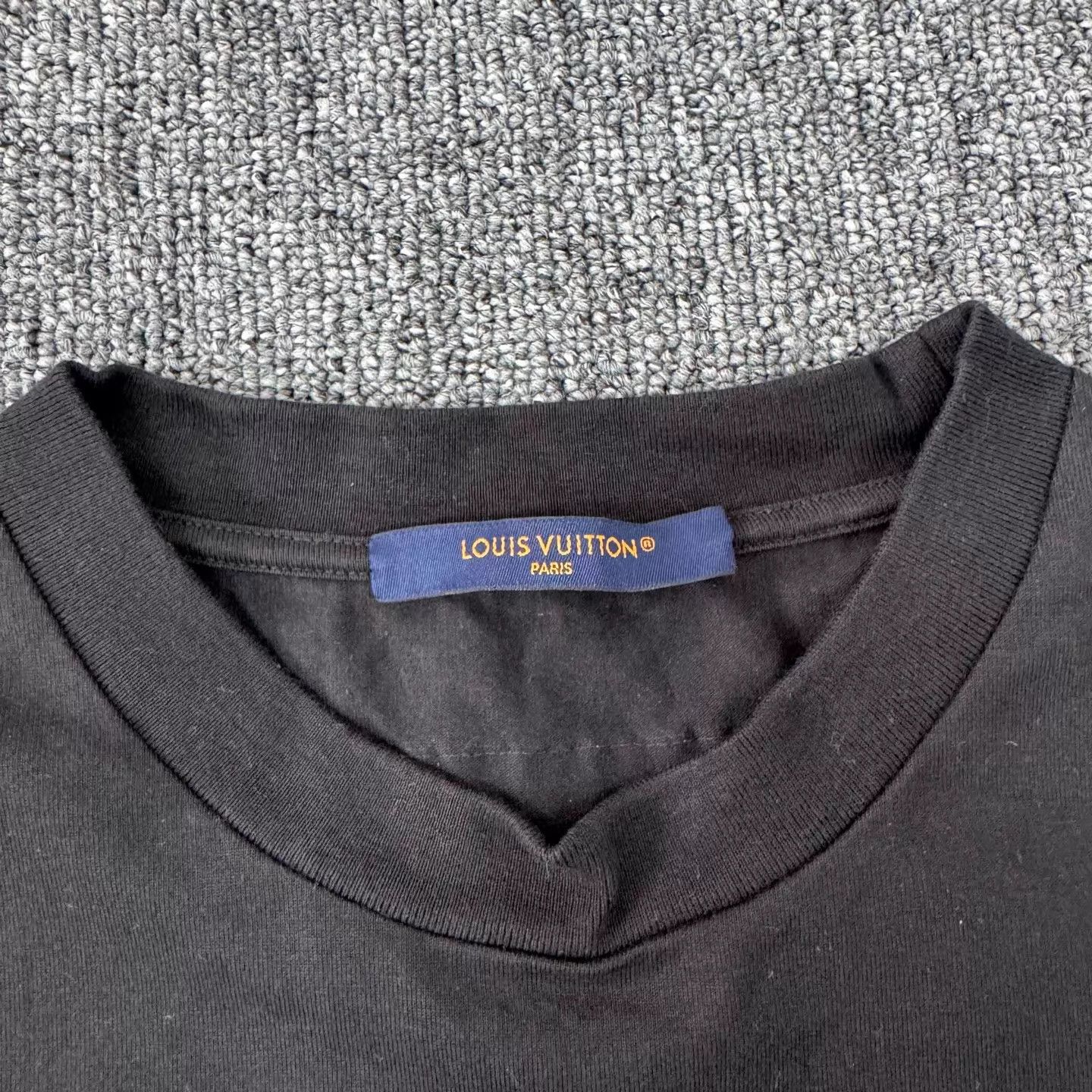 Louis Vuitton LV SS25 Black Embossed LV Logo Short Tee S 99 New Size US S / EU 44-46 / 1 - 6 Thumbnail