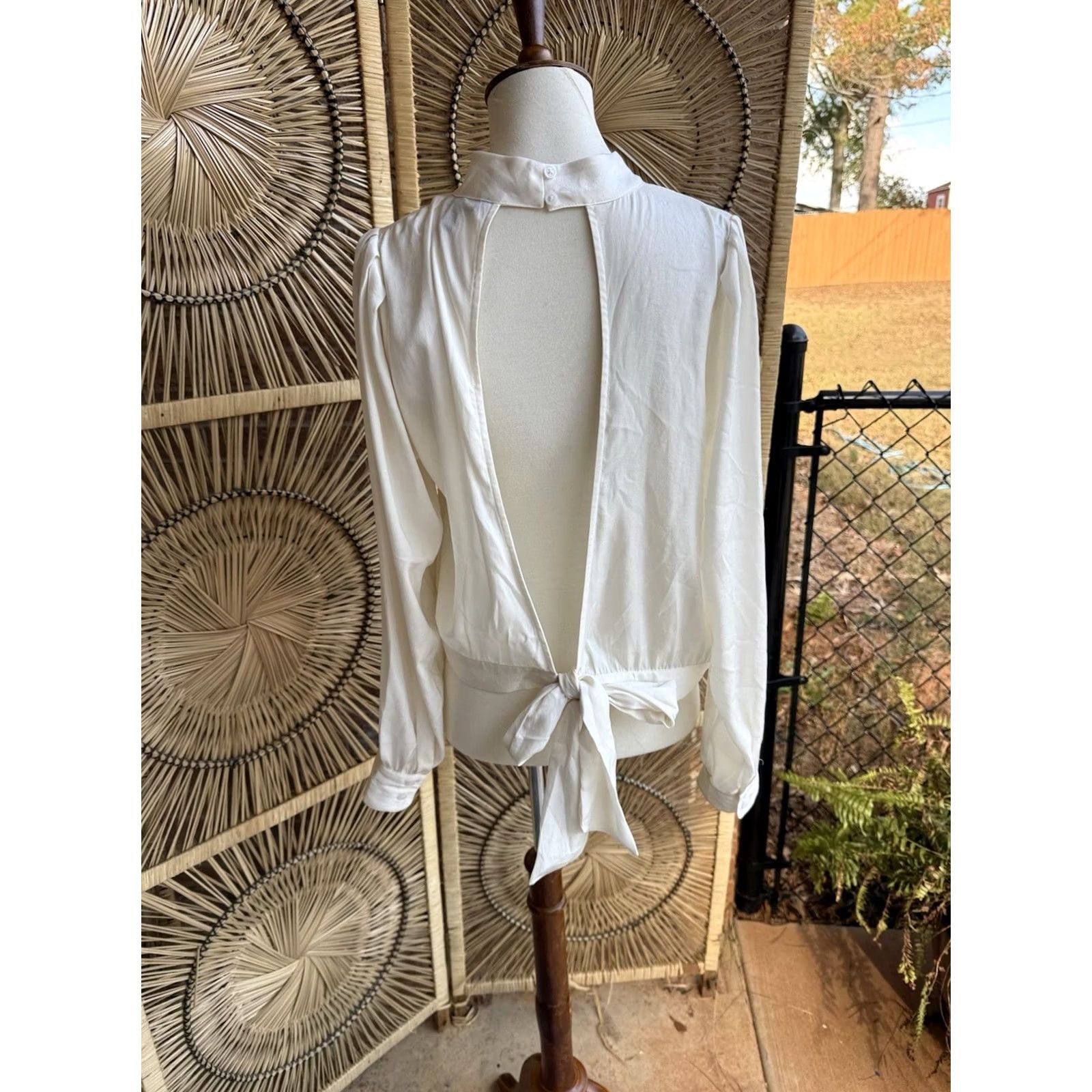 Banana Republic Banana Republic Backless Tie Top Blouse White M Women Shirt Tie Closure Vintage? Size M / US 6-8 / IT 42-44 - 4 Thumbnail