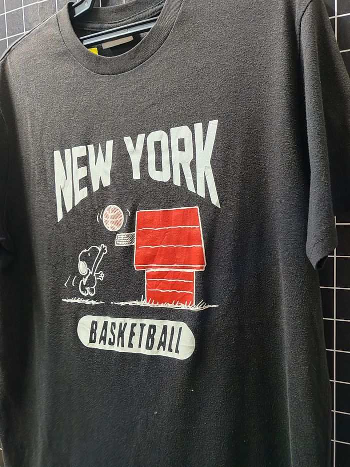 Peanuts Vintage Peantus Snoopy Ny Basketball T-shirt Size US L / EU 52-54 / 3 - 2 Thumbnail