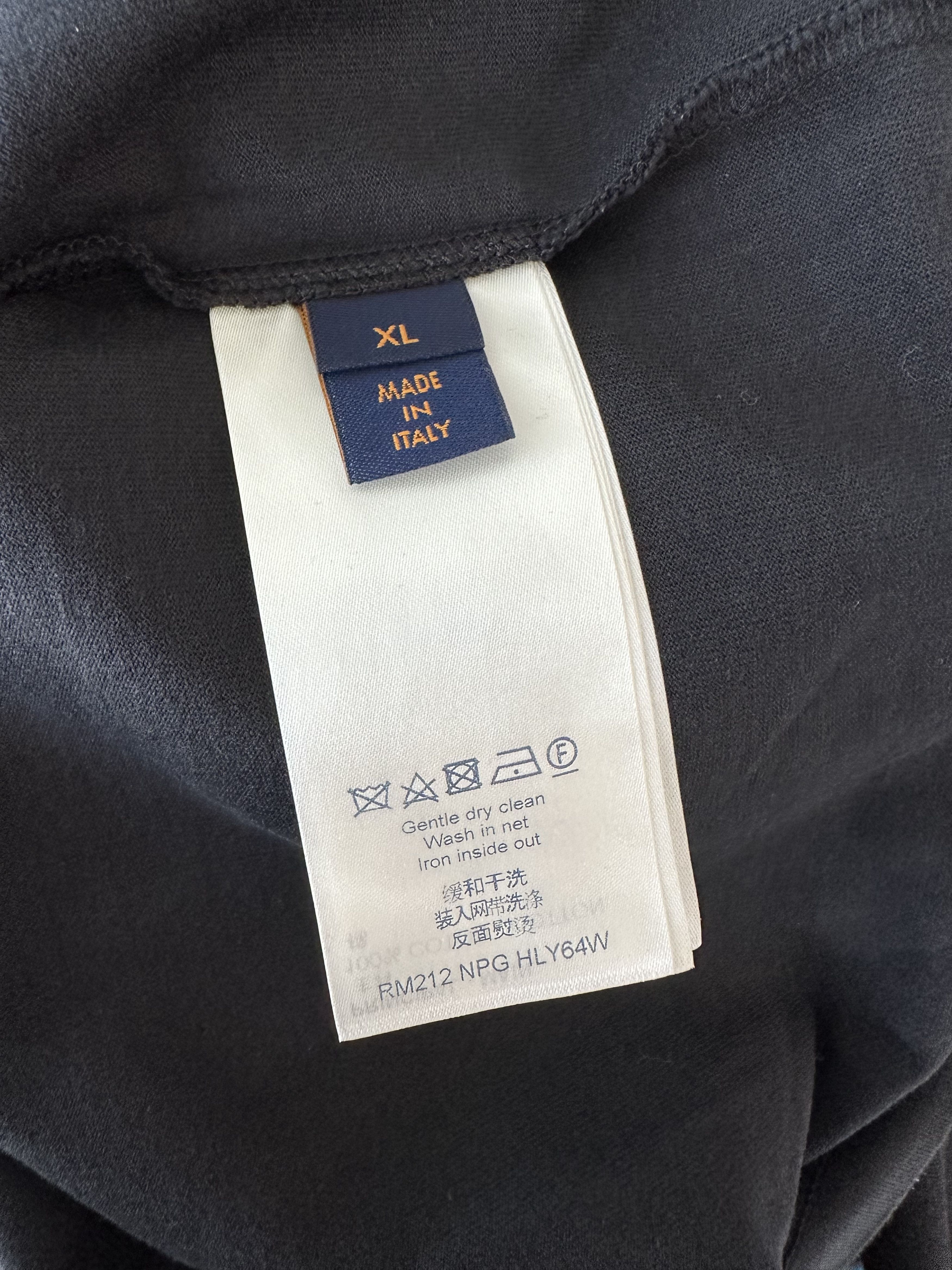 Louis Vuitton Louis Vuitton Black Embossed Logo T-Shirt Size US XL / EU 56 / 4 - 4 Thumbnail