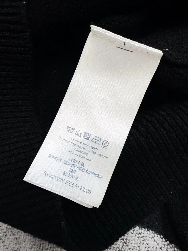 Louis Vuitton Louis Vuitton Black Cashmere Chain Badge Sweater- Size M / US 6-8 / IT 42-44 - 6 Thumbnail