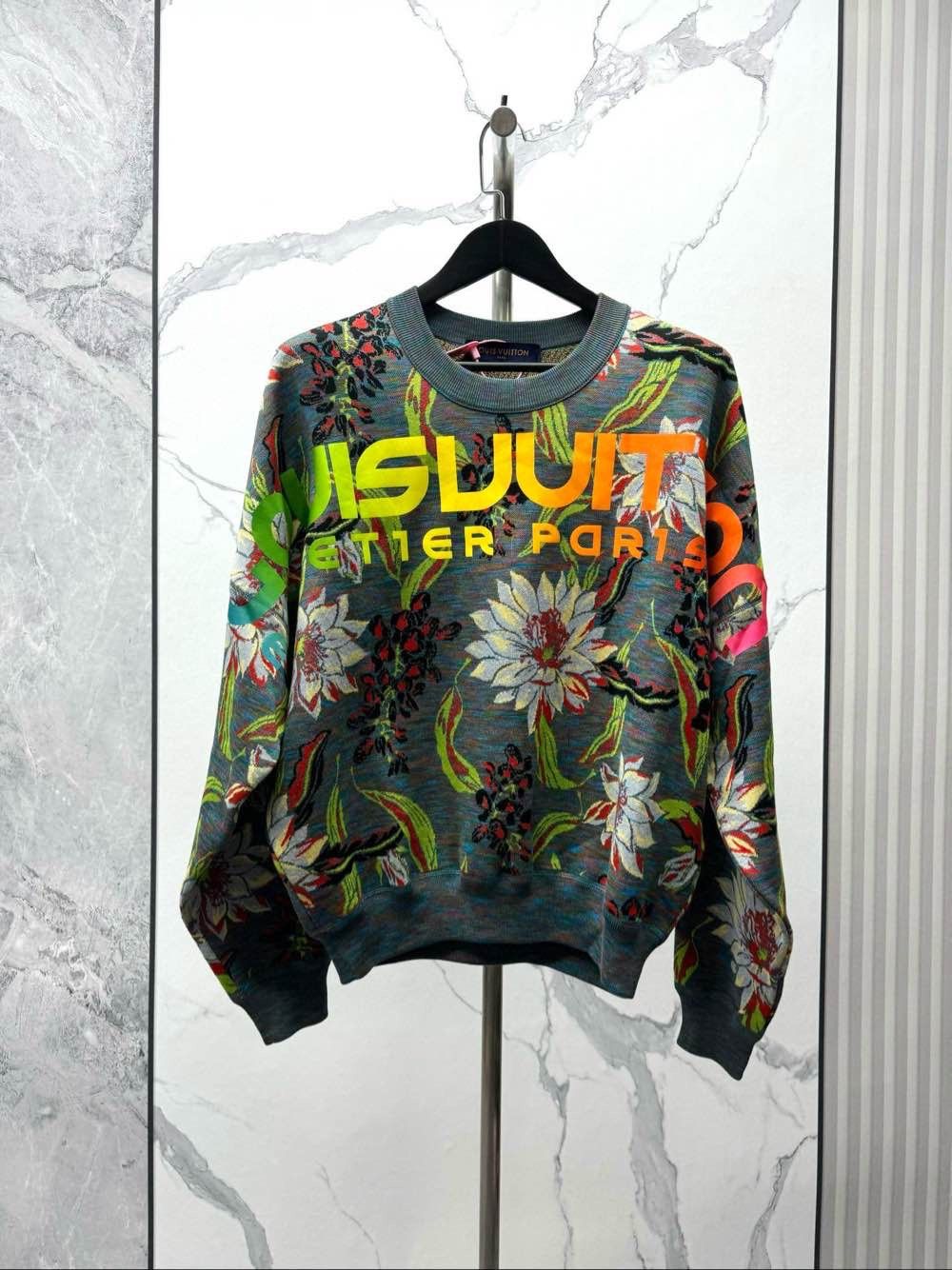 Louis Vuitton Louis Vuitton Floral Graphic Sweater Size L Size US L / EU 52-54 / 3 - 1 Thumbnail