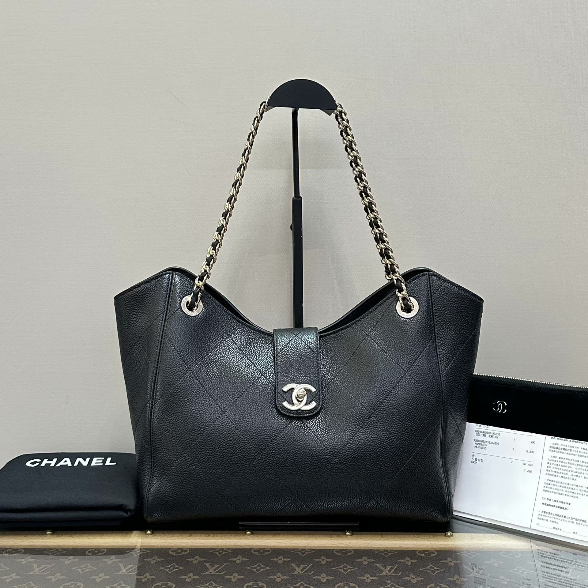 Chanel Pre-loved Bag Very good condition Size ONE SIZE - 1 Thumbnail
