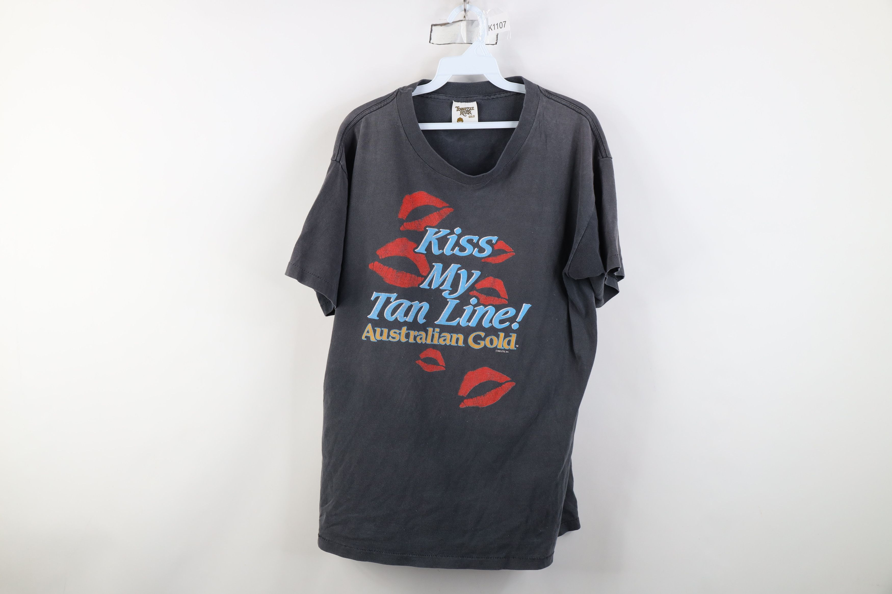 Vintage Vintage 90s Gold Tanning Kiss My Tan Line T-Shirt USA Size L / US 10 / IT 46 - 1 Thumbnail