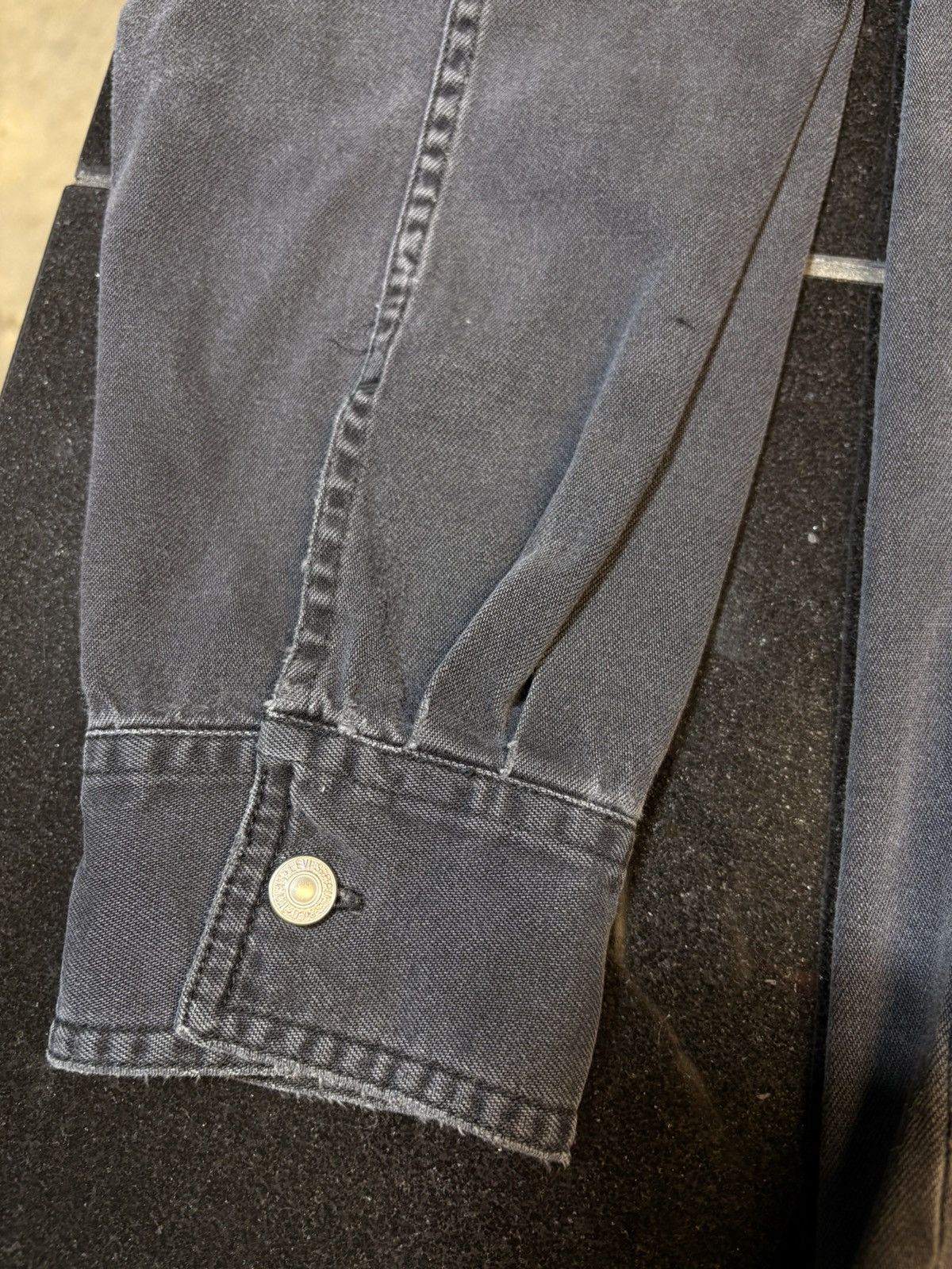 Levi's Levi’s Faded Black Denim Button-Up size XL Size US XL / EU 56 / 4 - 5 Thumbnail
