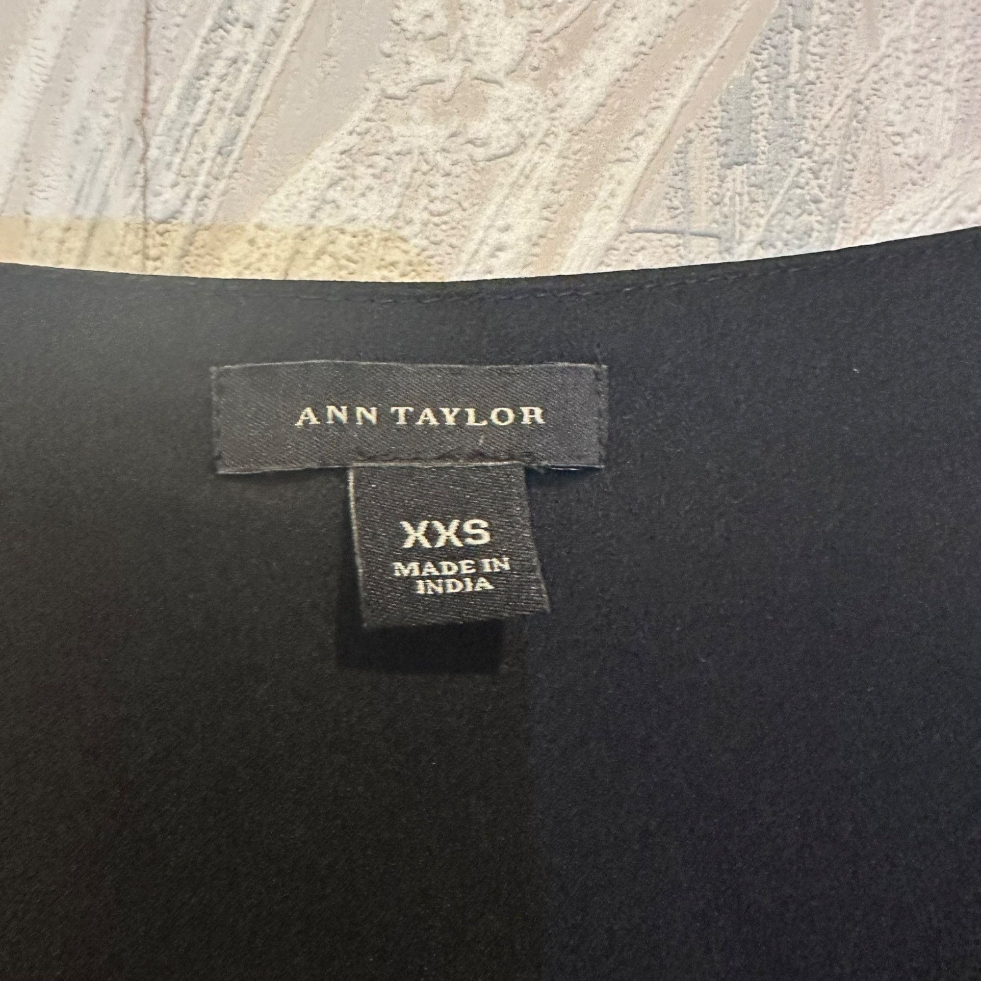 Ann Taylor ✨Ann Taylor Sz XXS Women's Top Black Sleeveless V-Neck Blous Size XXS / US 00 / IT 34 - 3 Thumbnail