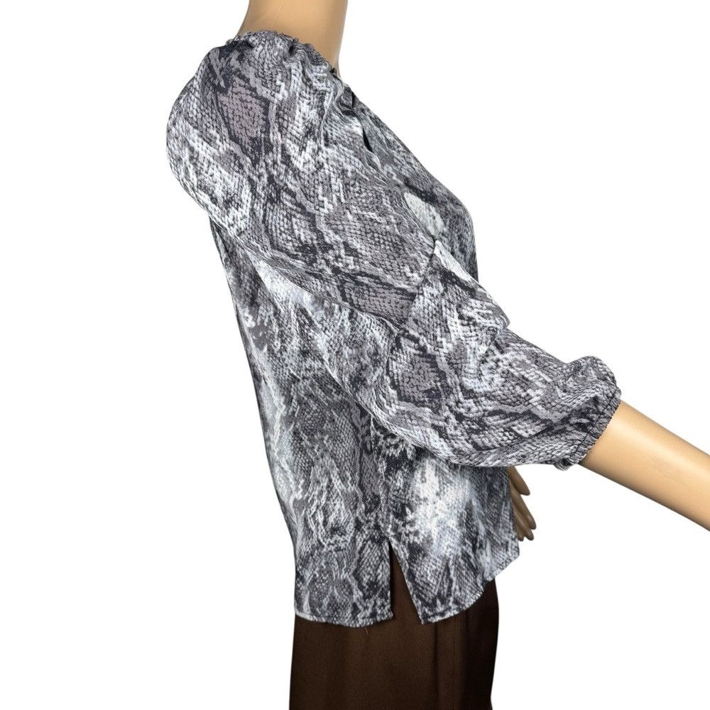 Vince Camuto NWT New $79 Vince Camuto Snake Print V-neck 3/4 Sleeve Blou Size XS / US 0-2 / IT 36-38 - 4 Thumbnail