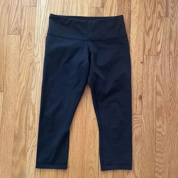 Lululemon Lululemon sz 4 black crops in excellent pre owned condition Size 27" / US 4 / IT 40 - 1 Preview
