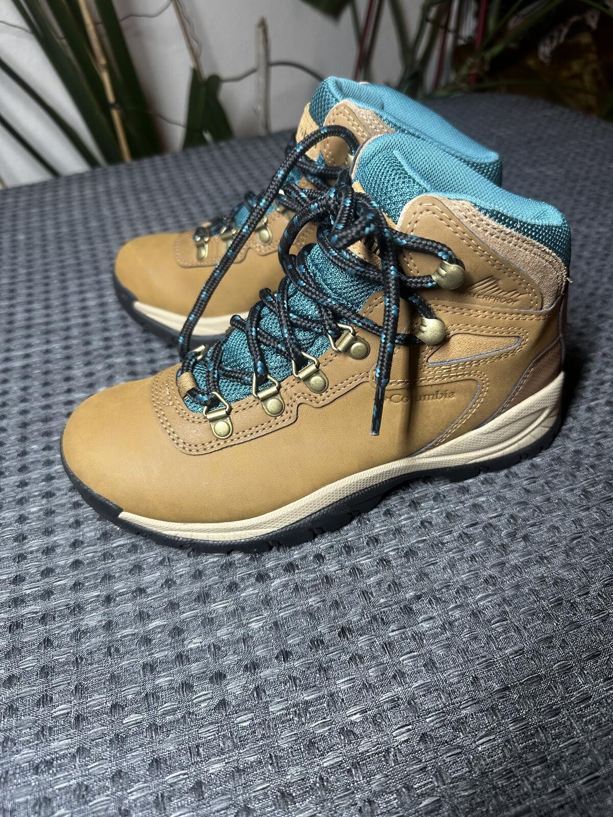 Columbia Columbia Hiking Boots Tan and Blue Size 7 Size ONE SIZE - 4 Thumbnail