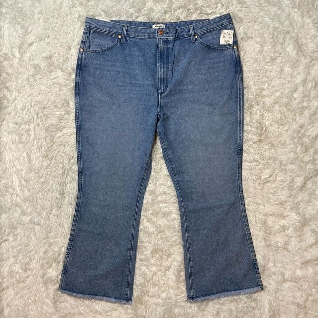 Wrangler Wrangler Wrock High Rise Kicked Flare Jean Raw Hem 35x27 NEW Size 35" - 1 Thumbnail