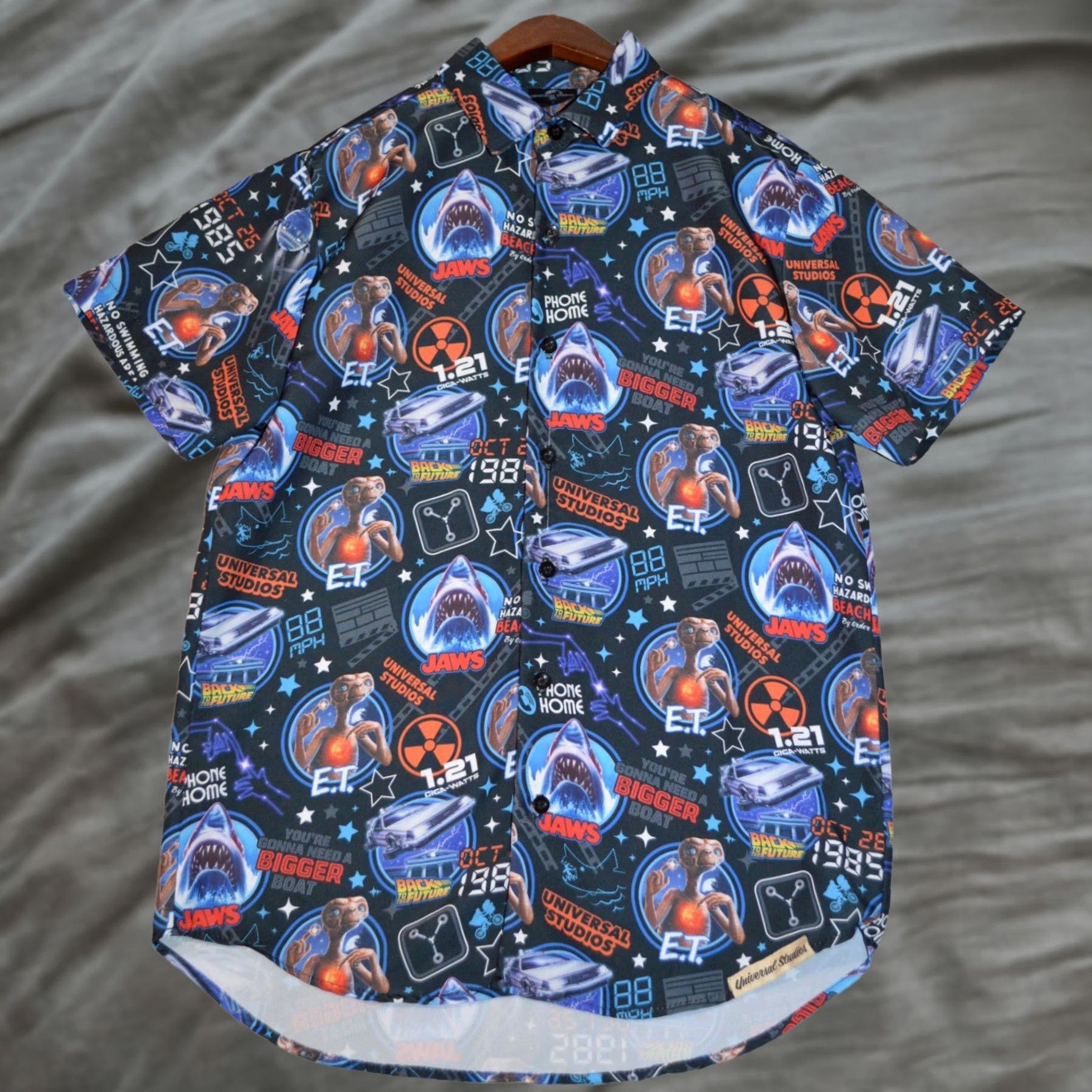 Vintage User: New Title: Universal Studios Mens Button Up Shirt Size Small Amblin Retro Collage JAWS ET Size US S / EU 44-46 / 1 - 1 Thumbnail