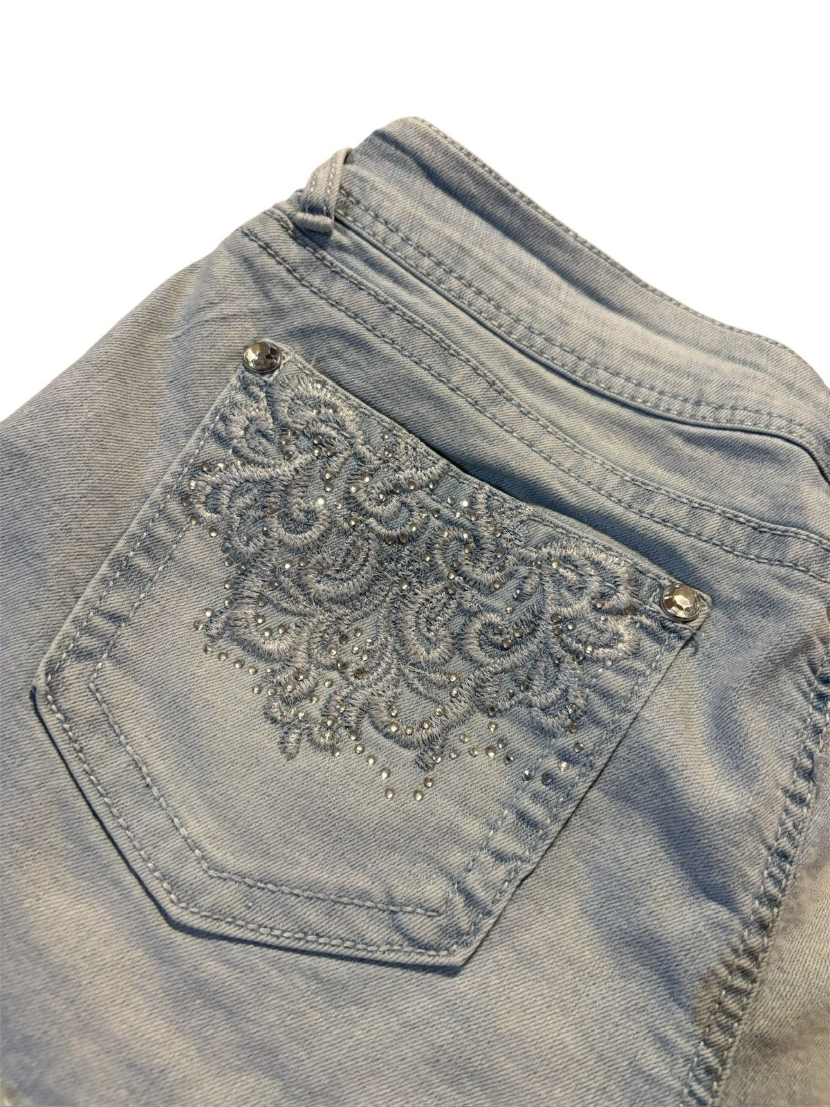 Other stunning Wallflower denim shorts! SIZE 11 Size 32" / US 10 / IT 46 - 5 Thumbnail
