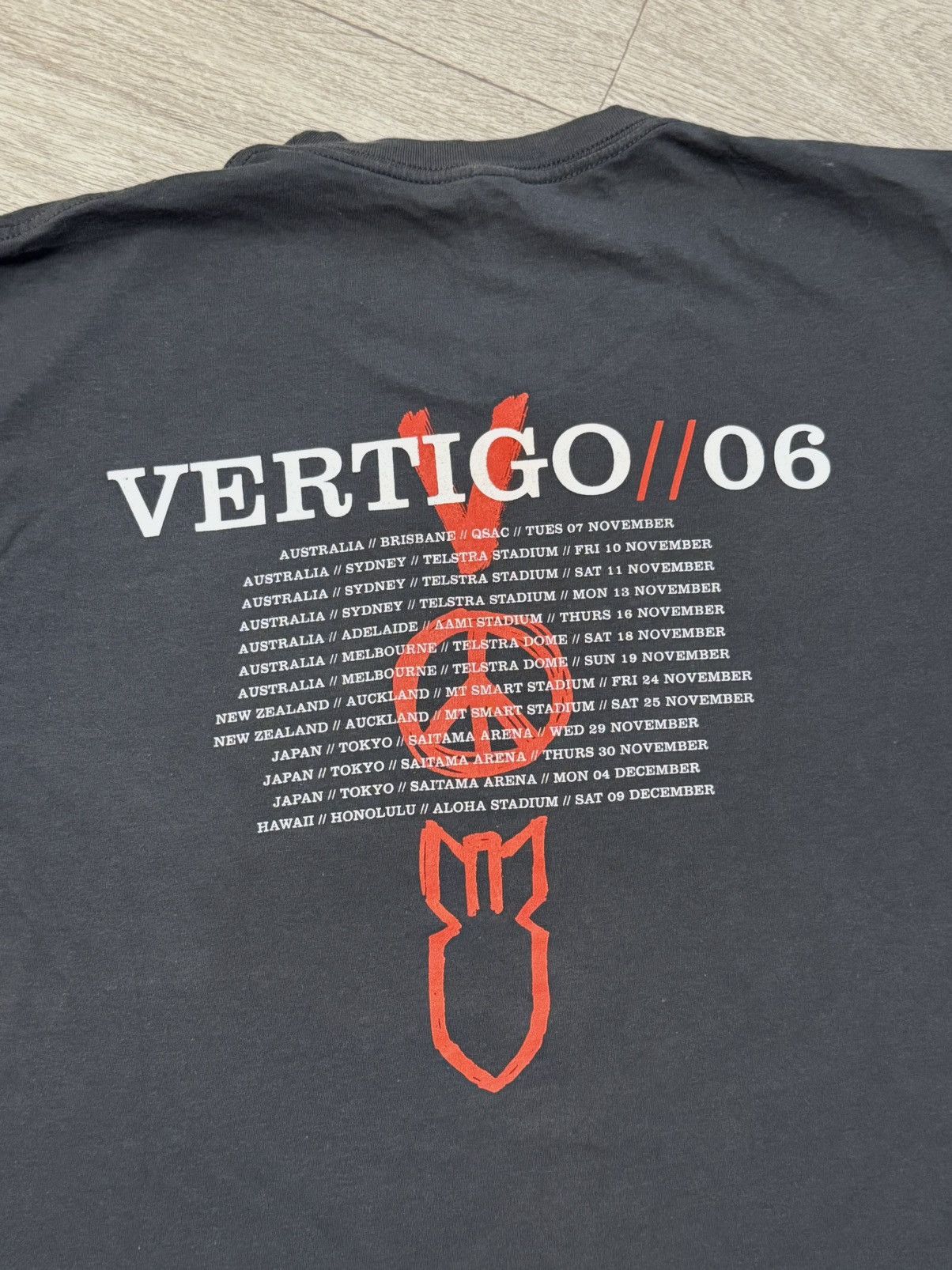 Band Tees 🔷Official Vintage U2 Vertigo Tour 2006 Y2K T-shirt🔷 Size US L / EU 52-54 / 3 - 4 Thumbnail