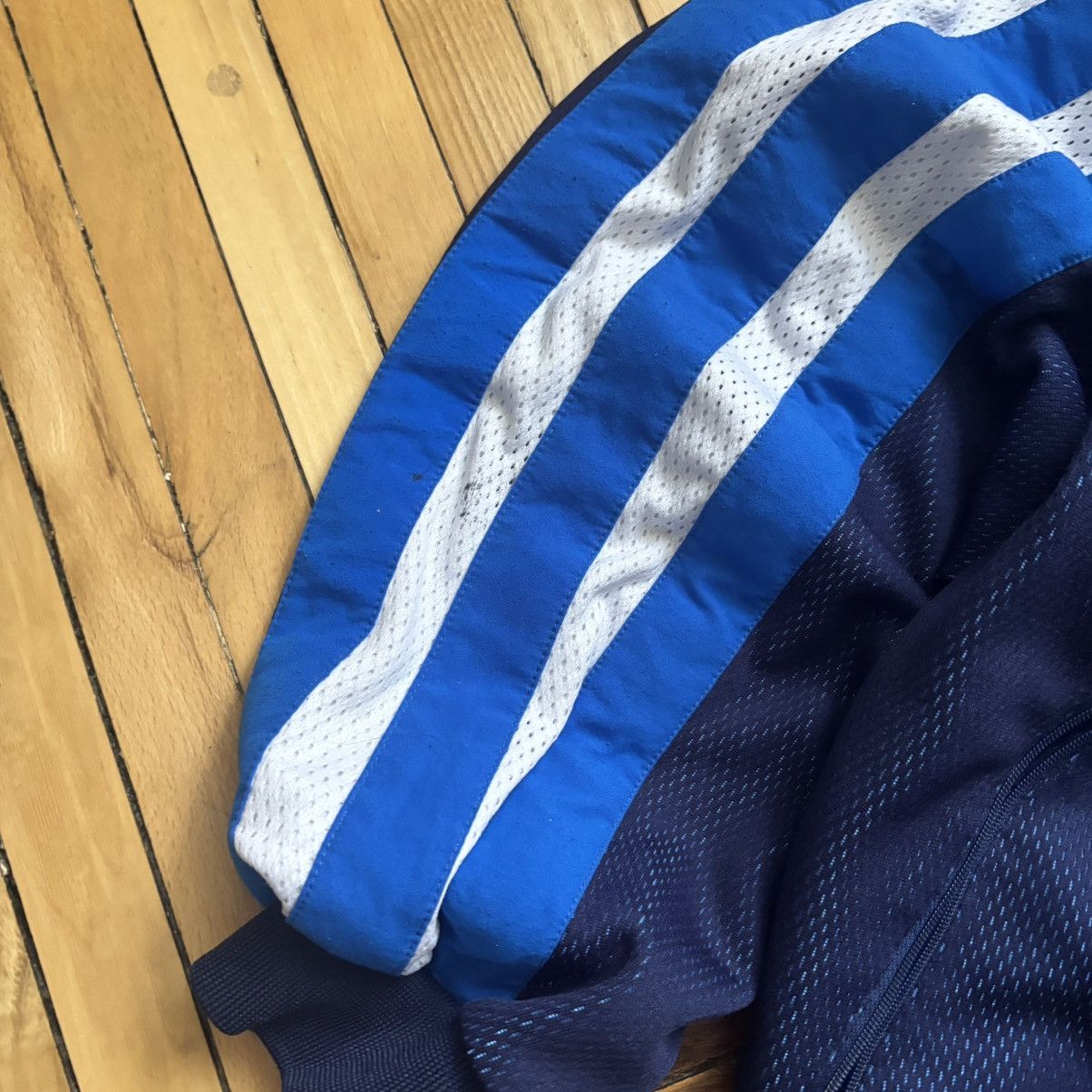 Vintage Vintage Avant-Garde Adidas Basketball Zip Jersey Size US S / EU 44-46 / 1 - 7 Thumbnail
