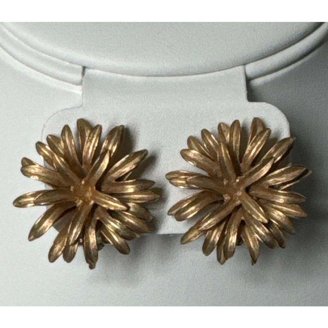 Vintage Mid century vintage gold tone flower clip on earings Size ONE SIZE - 1 Thumbnail