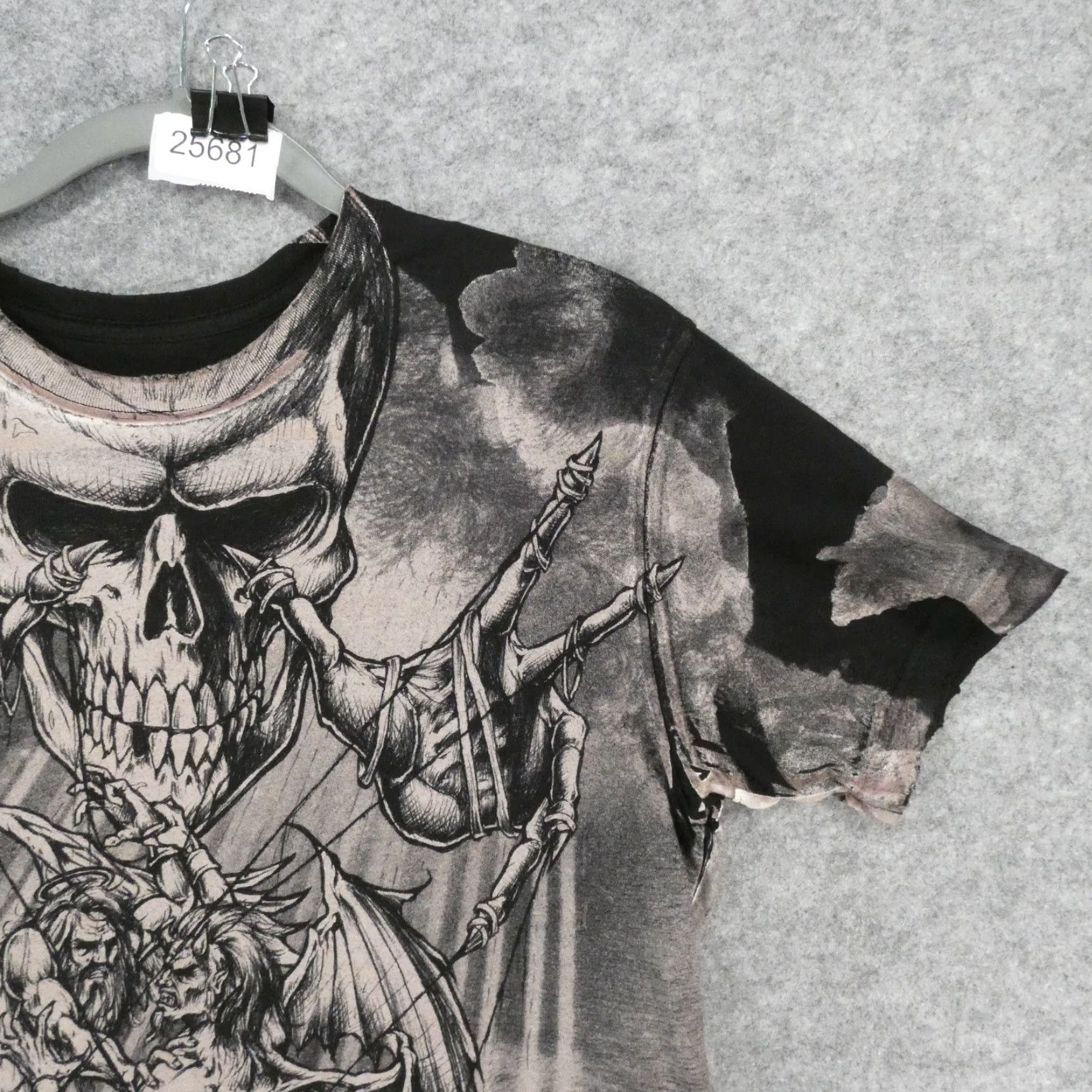 Affliction Affliction Shirt Men L Black Grunge Skull Puppets God Devil Armageddon Size US L / EU 52-54 / 3 - 7 Thumbnail