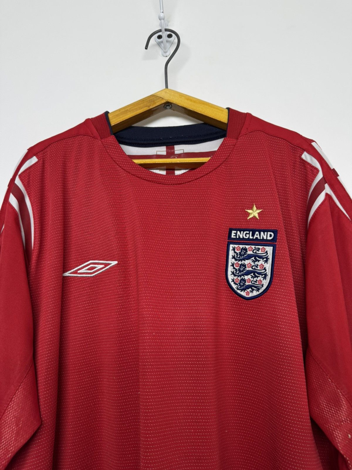Umbro Vintage ENGLAND 2004 AWAY FOOTBALL SHIRT SOCCER JERSEY UMBRO Size US M / EU 48-50 / 2 - 4 Thumbnail