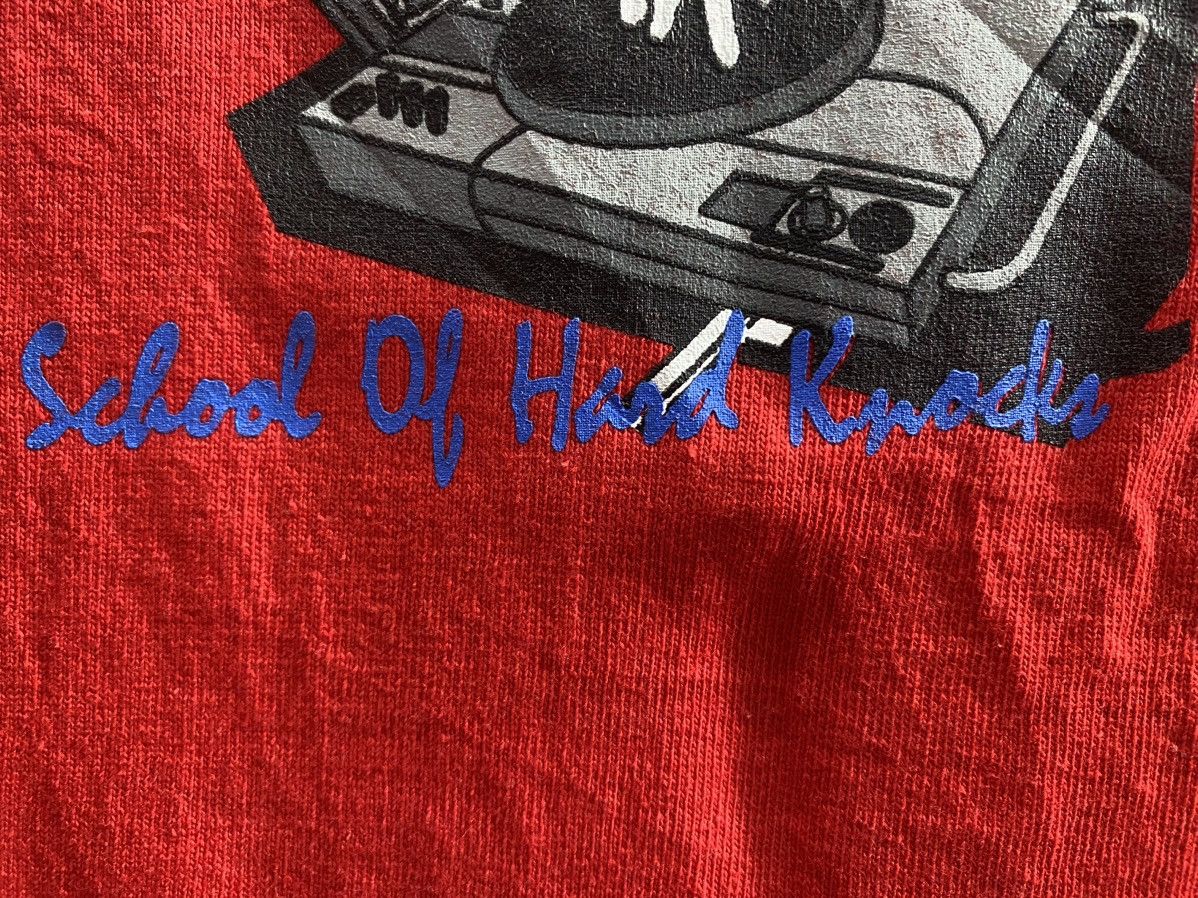 Vintage SCHOOL OF HARD KNOCK TSHIRT Size US L / EU 52-54 / 3 - 9 Thumbnail