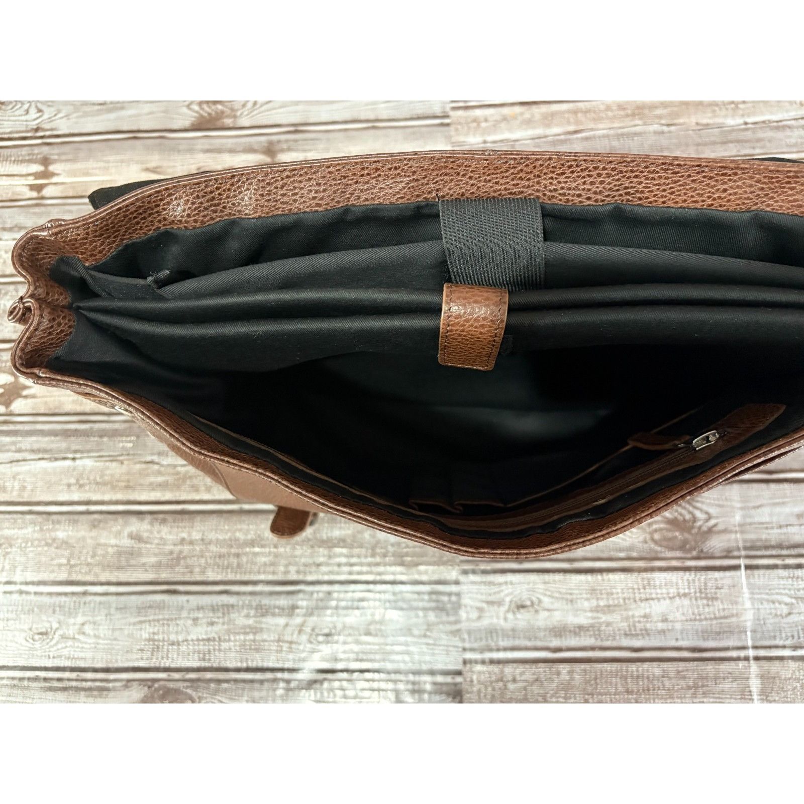 Beckett Simonon Gaston Pebble Leather Messenger Bag Color Da in Brown, Men's — image 5 of 6