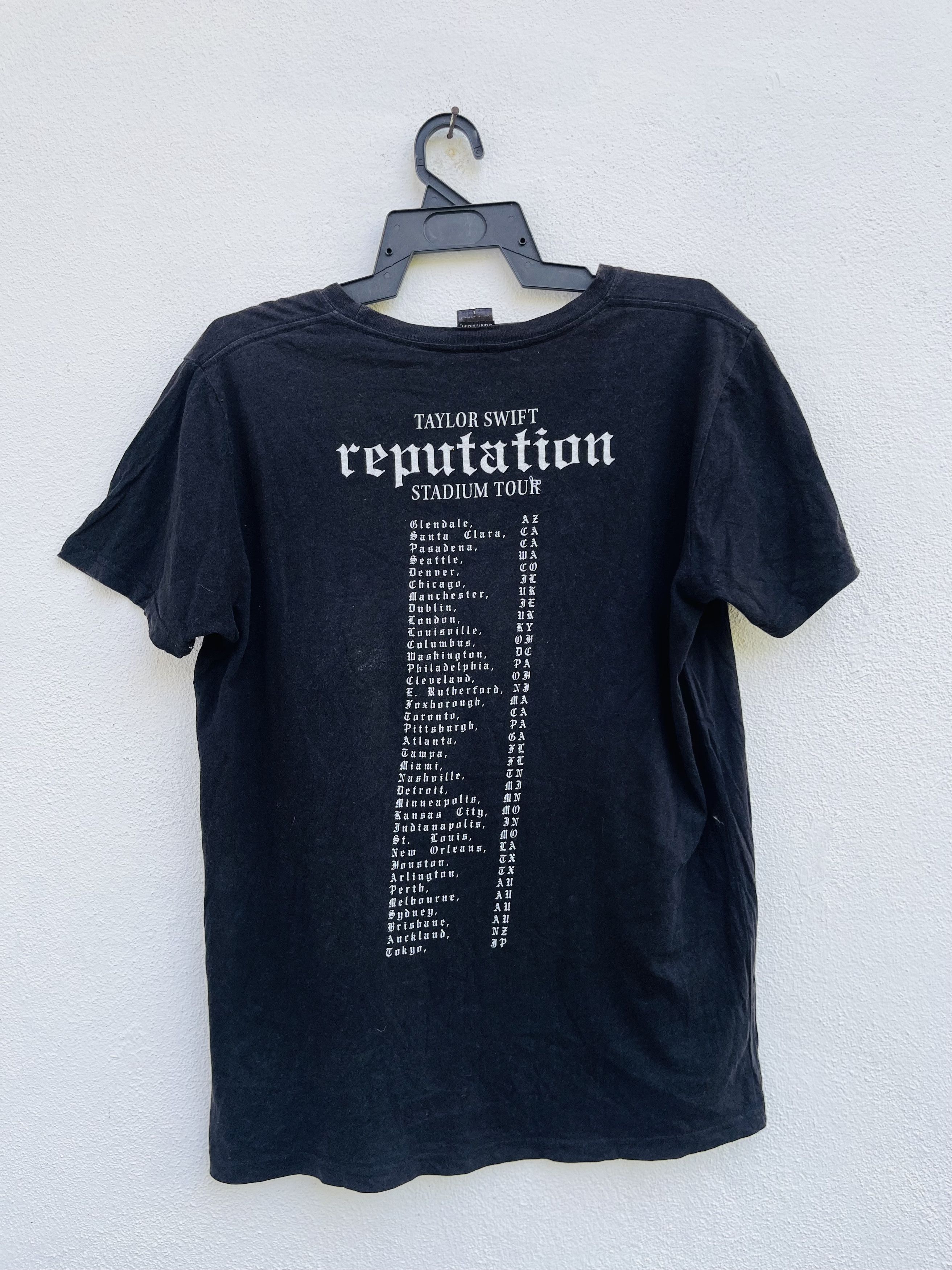 Band Tees Vintage Tailor Swift Reputation Stadium Tour Shirt Size US M / EU 48-50 / 2 - 2 Thumbnail
