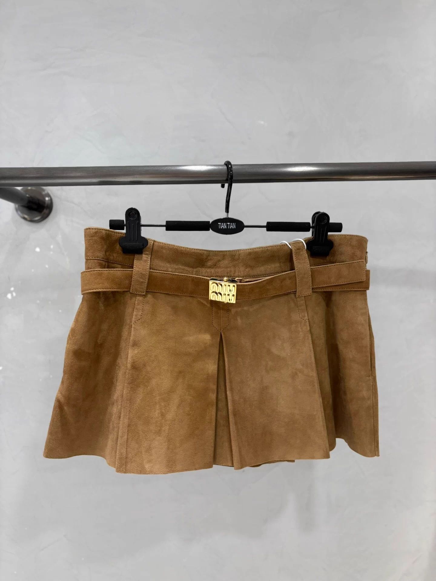 Miu Miu Miu Miu 24 New low-rise soft suede camel skirt 38 Size 26" / US 2 / IT 38 - 1 Thumbnail