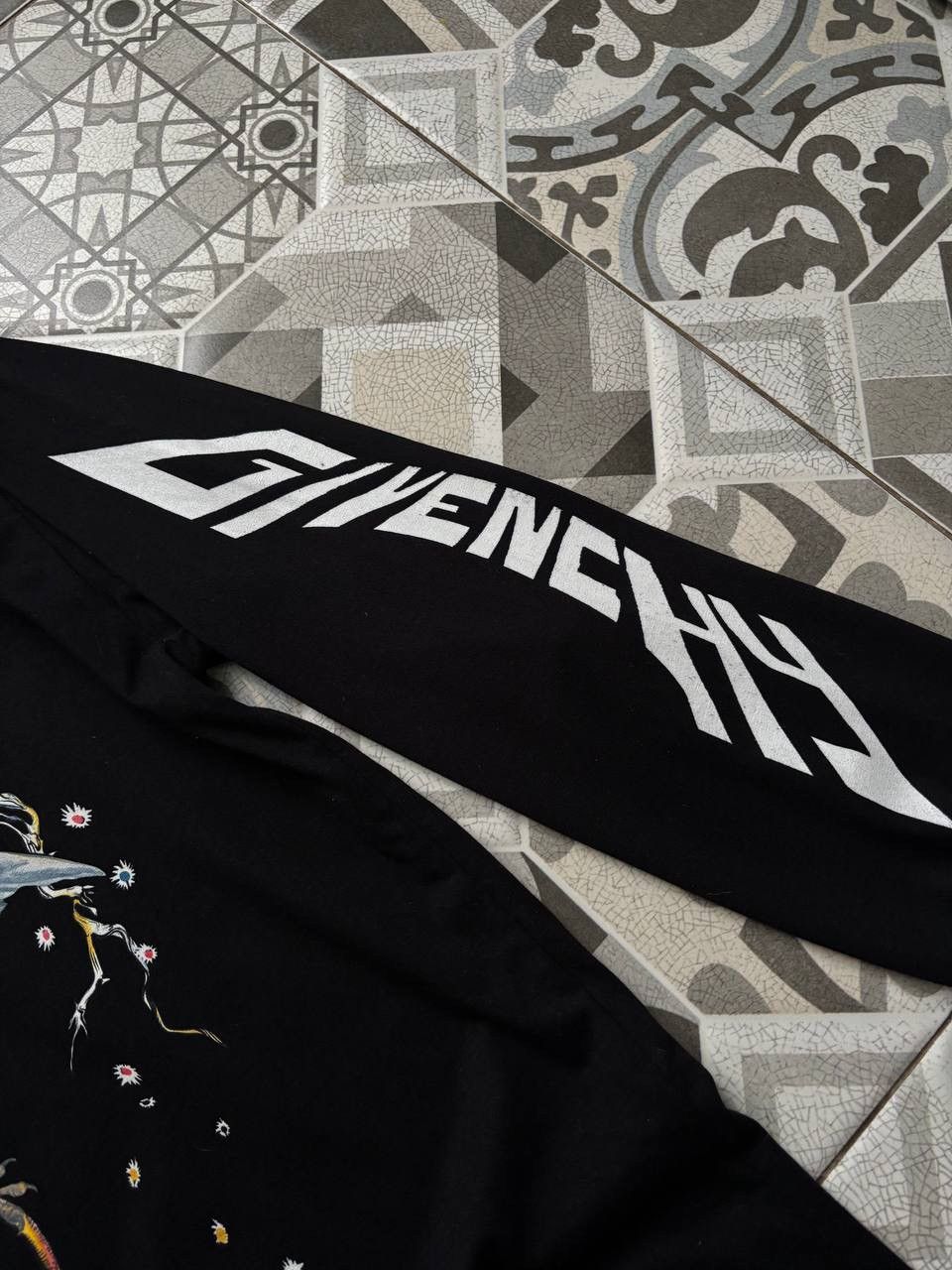 Givenchy Givenchy men’s long sleeve big logo Graphic Swan RRP~550$ Size US S / EU 44-46 / 1 - 5 Thumbnail