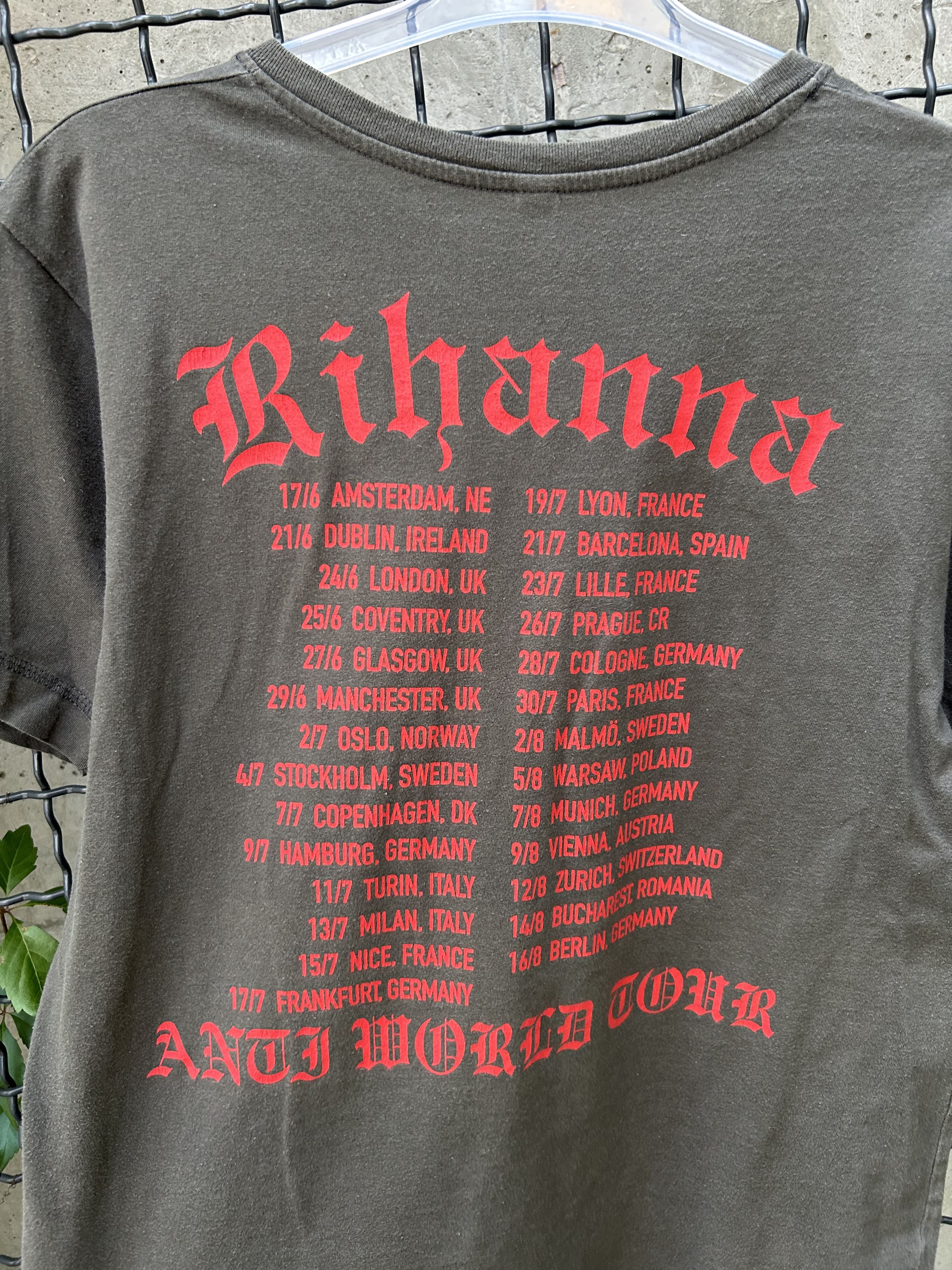 Band Tees Vintage 2000s Rihanna Anti World Tour T-shirt Size US S / EU 44-46 / 1 - 9 Thumbnail