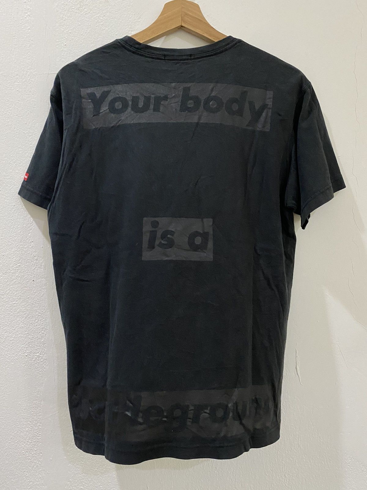 Barbara Kruger × Designer 🔥 Rare Barbara Kruger Your body is a battleground Size US M / EU 48-50 / 2 - 2 Thumbnail