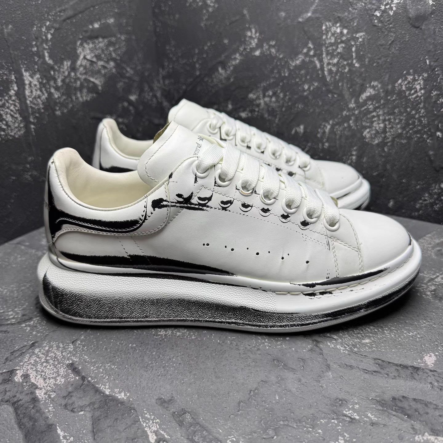 Alexander McQueen Alexander McQueen Black & White Graffiti Sneakers Q10 Size US 6.5 / EU 39-40 - 4 Thumbnail