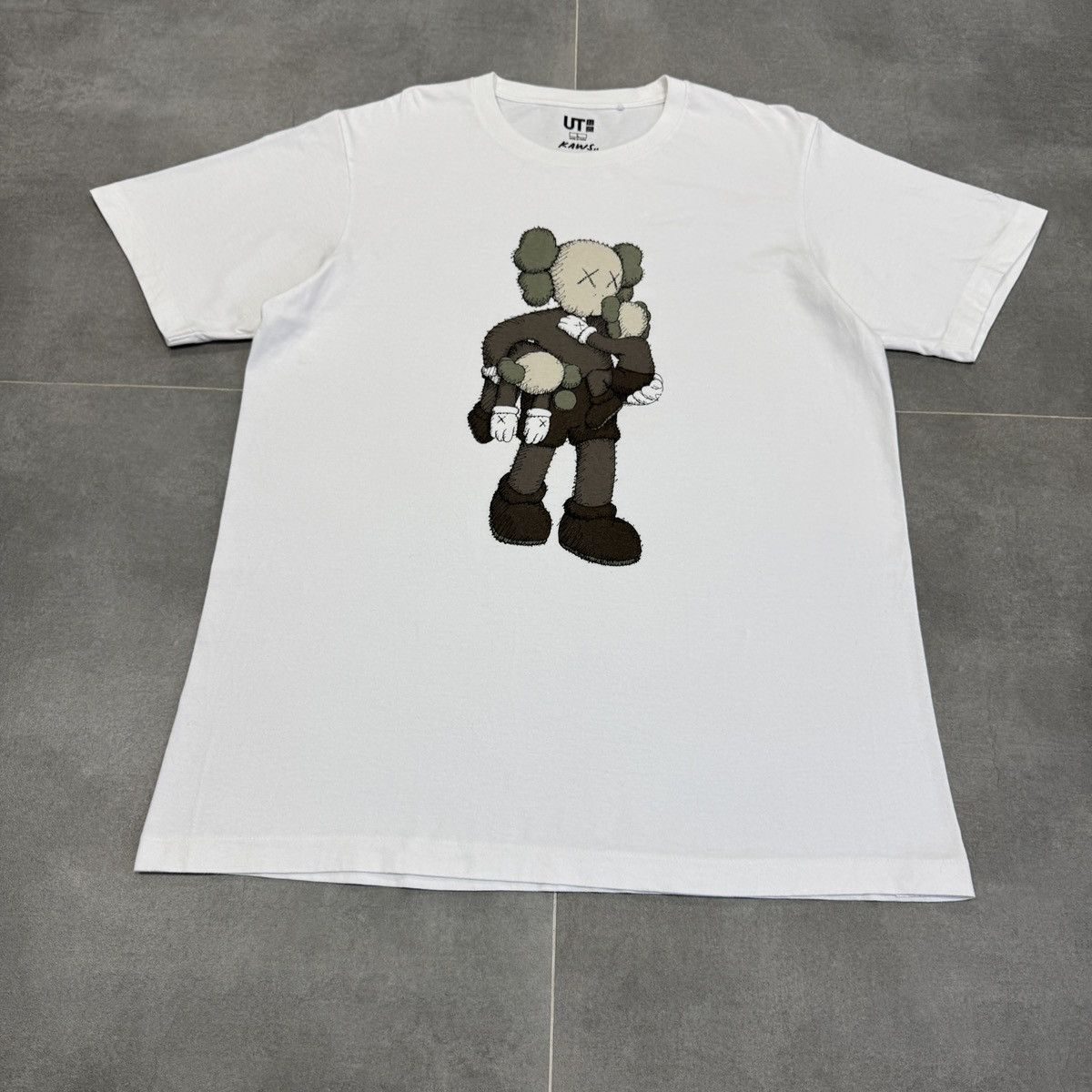 Kaws Uniqlo x Kaws Big Logo White T-Shirt Men Size L Size US L / EU 52-54 / 3 - 4 Thumbnail