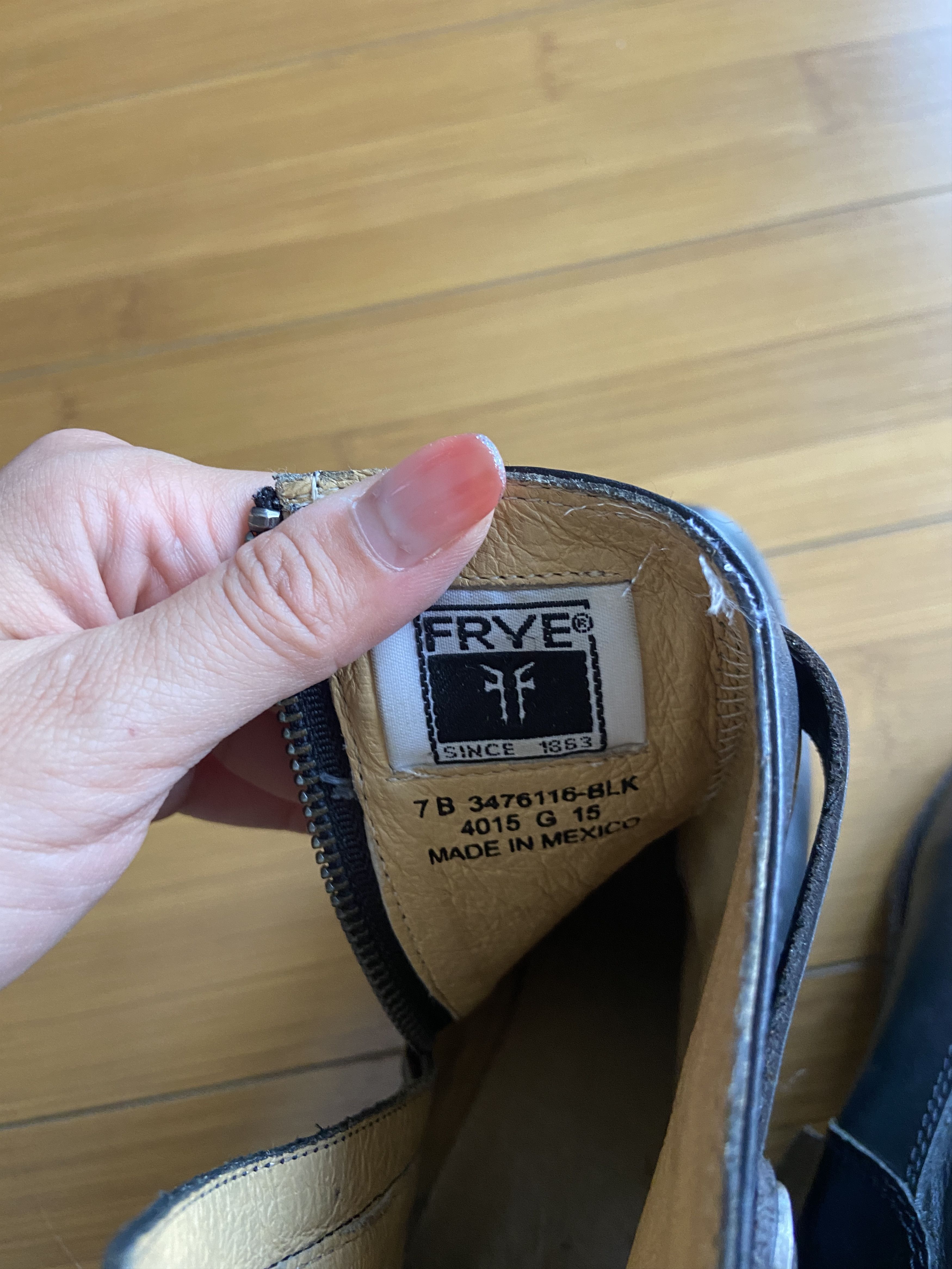 Frye Frye Vintage Malorie Button Short Black - Women's 7 Size US 7 / IT 37 - 6 Thumbnail