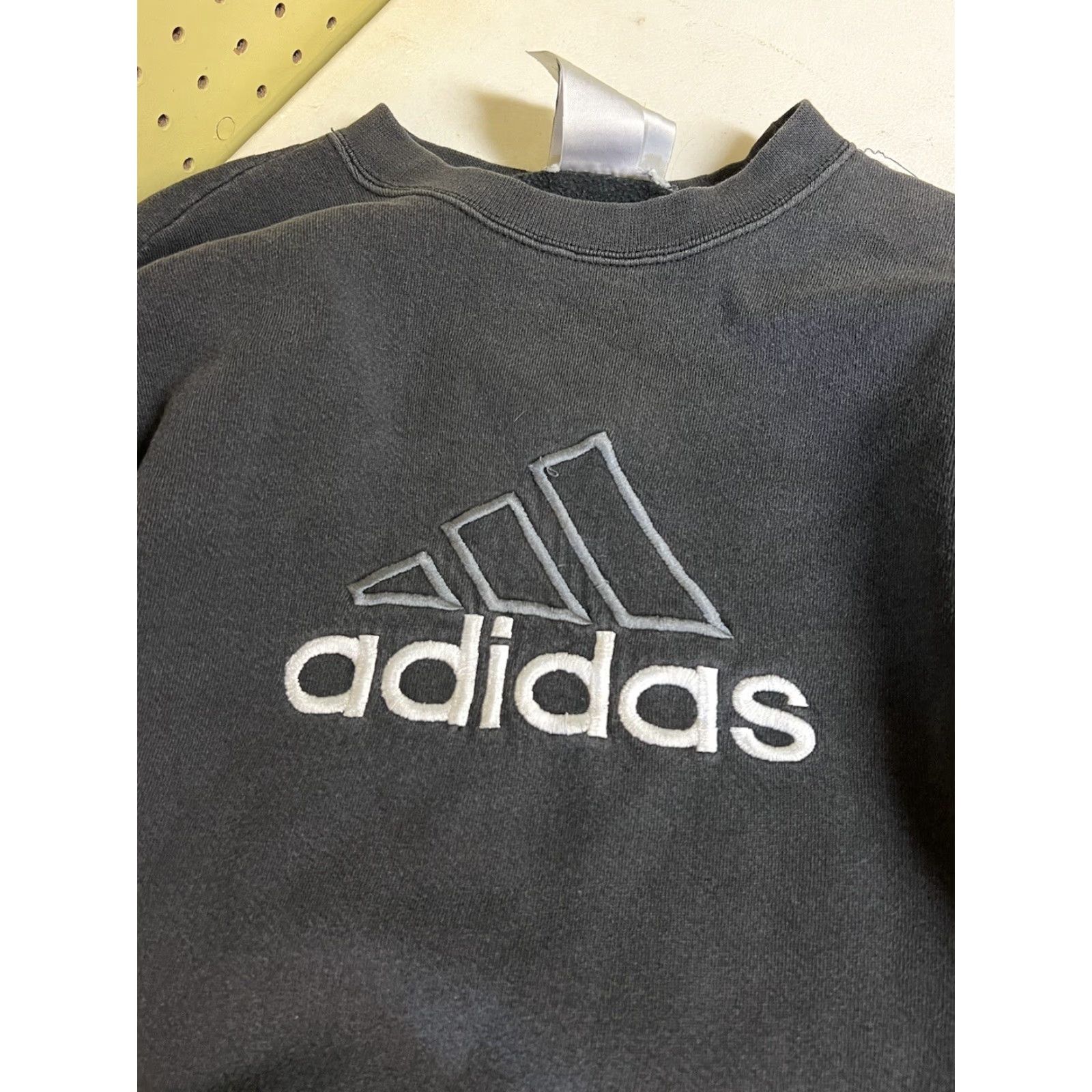 Adidas VINTAGE Adidas Trifold Embroidered Logo Crewneck Sweatshirt Black M Crew Neck Men Hoodie Size US M / EU 48-50 / 2 - 3 Thumbnail