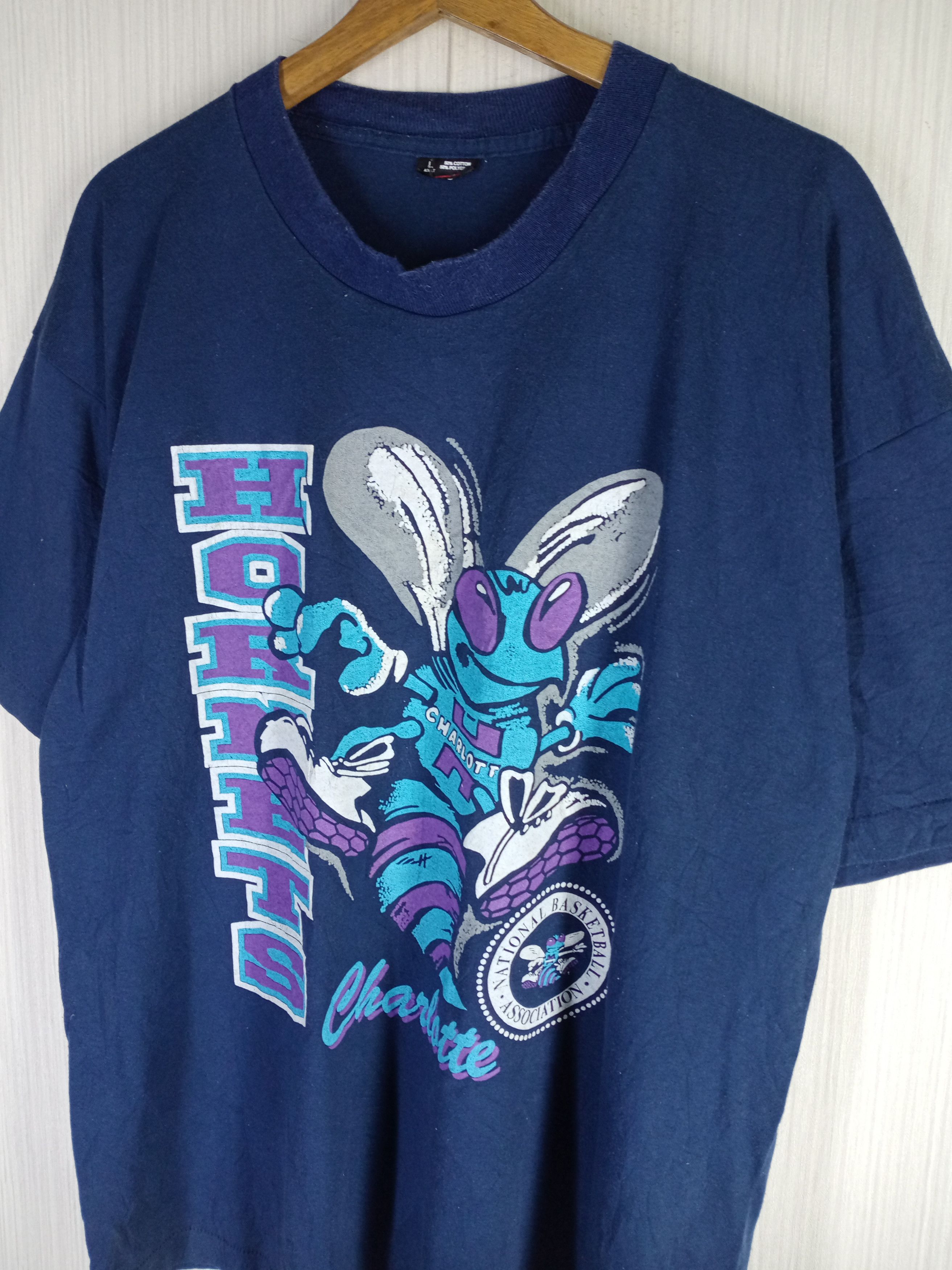 NBA Rare Vintage 90s NBA Hornets Charlotte Big Logo Tshirt Size US L / EU 52-54 / 3 - 5 Thumbnail