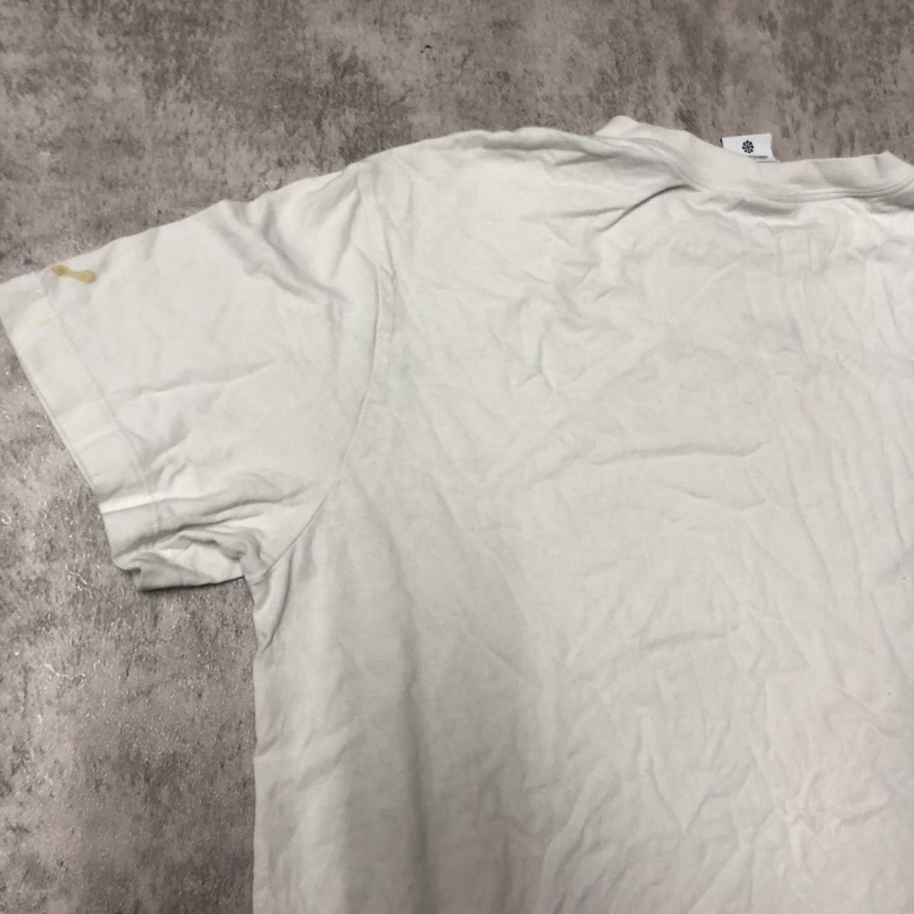 Nike White Nike Swoosh T-shirt with small stains nike Size US L / EU 52-54 / 3 - 6 Thumbnail