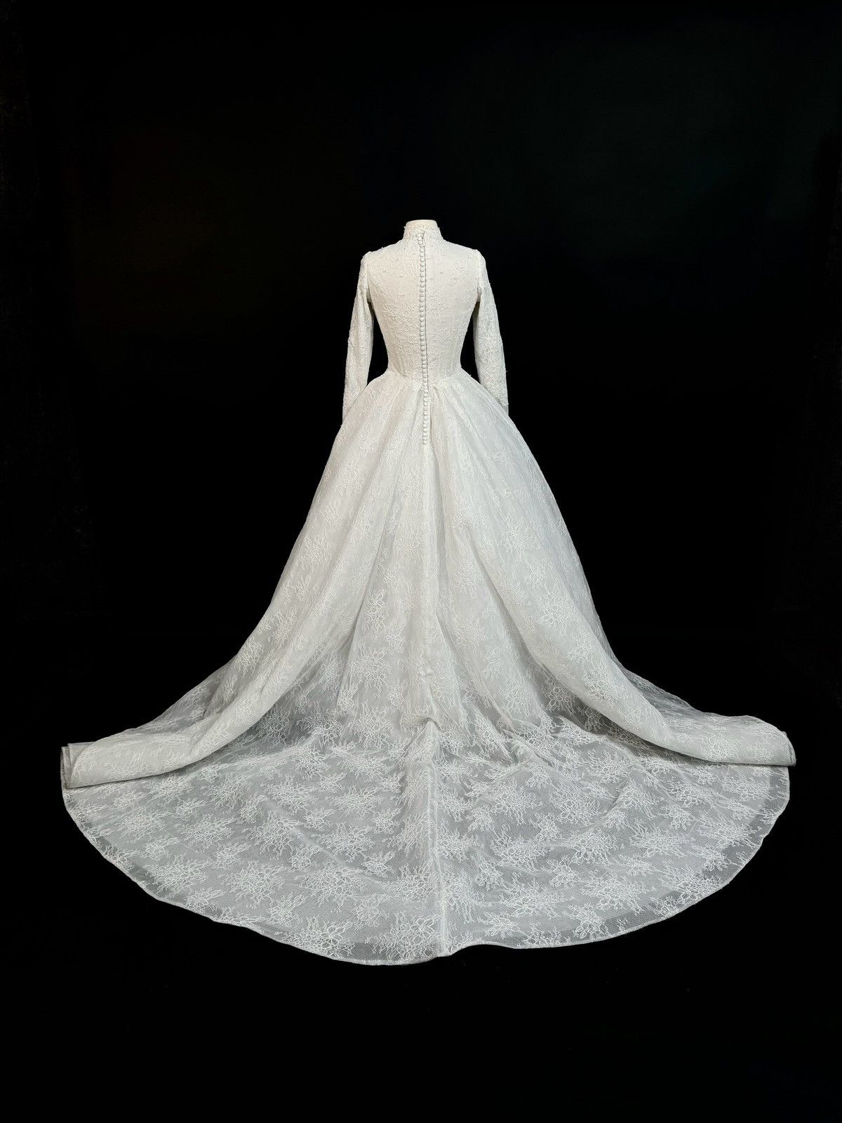 Other Preloved US 8 Anna Augusta Chantilly lace Bridal gown Size M / US 6-8 / IT 42-44 - 9 Thumbnail