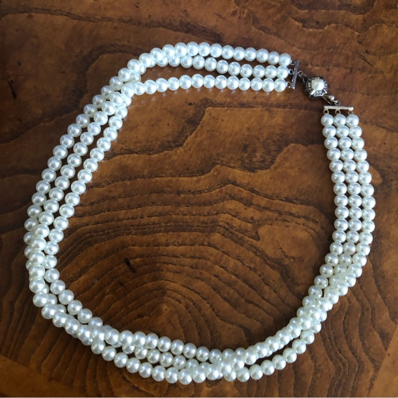 Vintage Vintage Feinberg triple strand white glass pearl necklace Size ONE SIZE - 9 Thumbnail