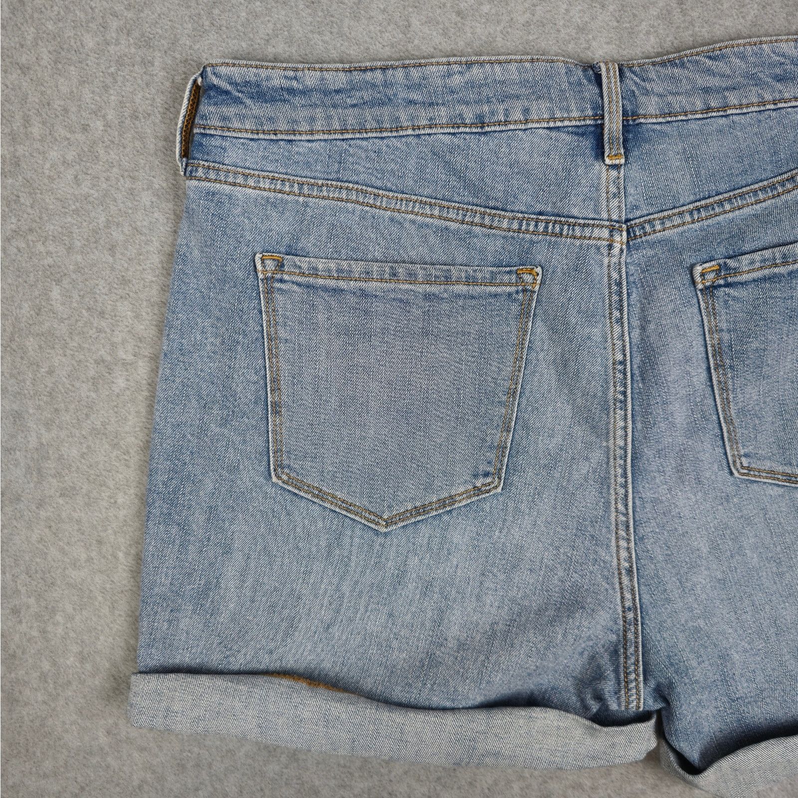 Old Navy Old Navy 16 High Rise Button Fly Cuffed Denim Shorts Size 38" / US 16 / IT 52 - 5 Thumbnail