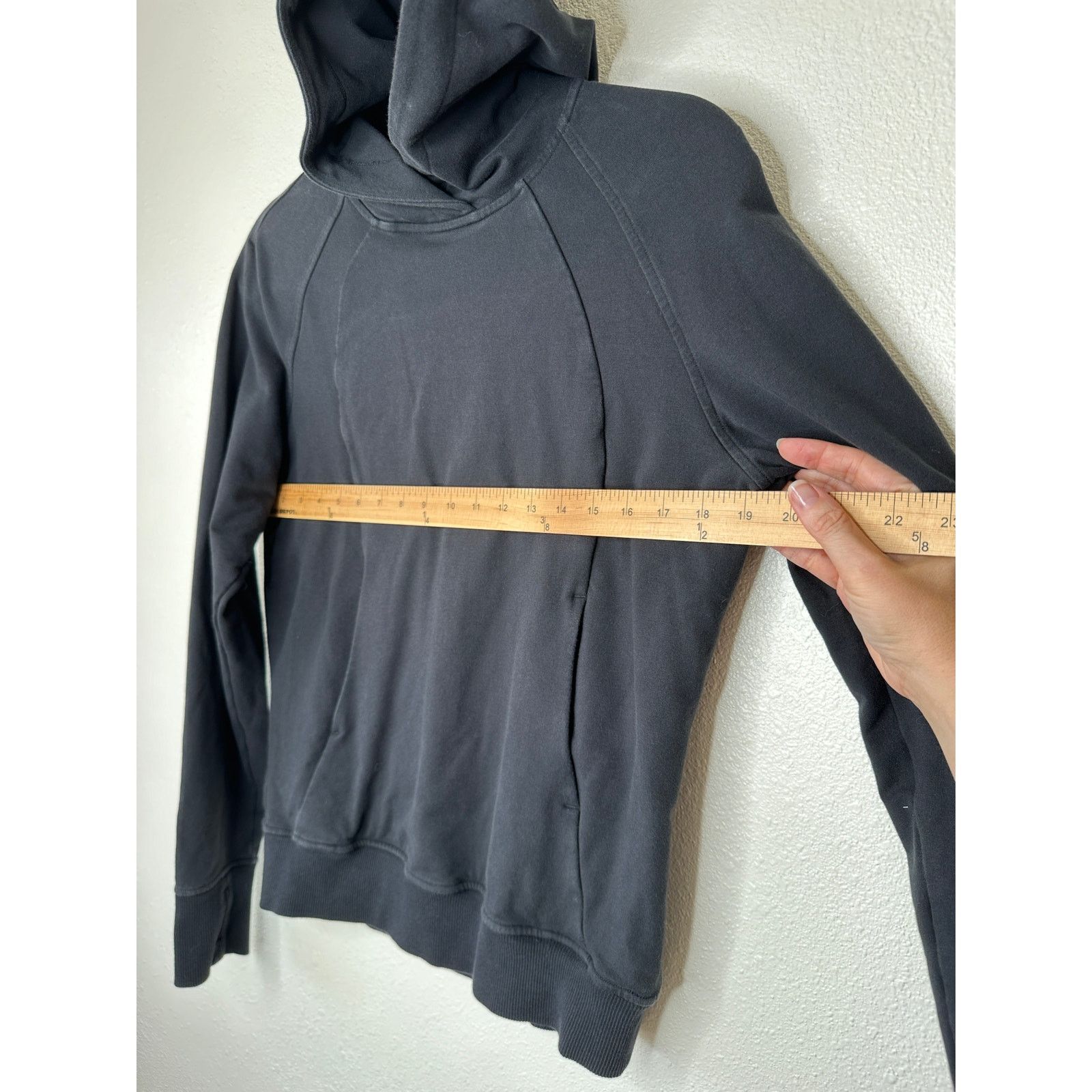 Lululemon Lululemon Black Long Sleeve Pullover Front Pocket Hoodie 4 Size S / US 4 / IT 40 - 5 Thumbnail