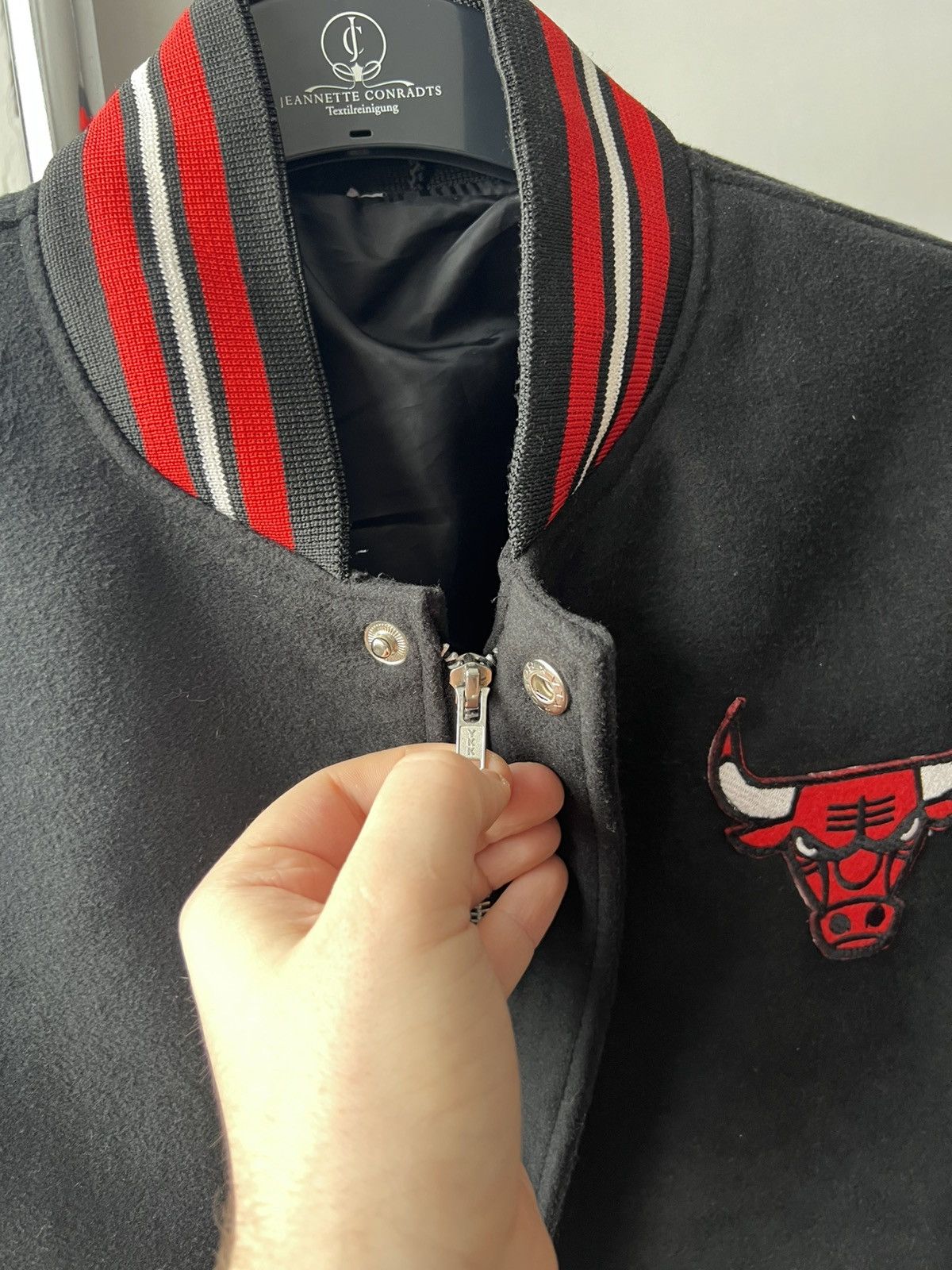 NBA 90’S CHICAGO BULLS VINTAGE MENS ZIP WOOL/LEATHER BOMBER SZ M Size US M / EU 48-50 / 2 - 8 Thumbnail
